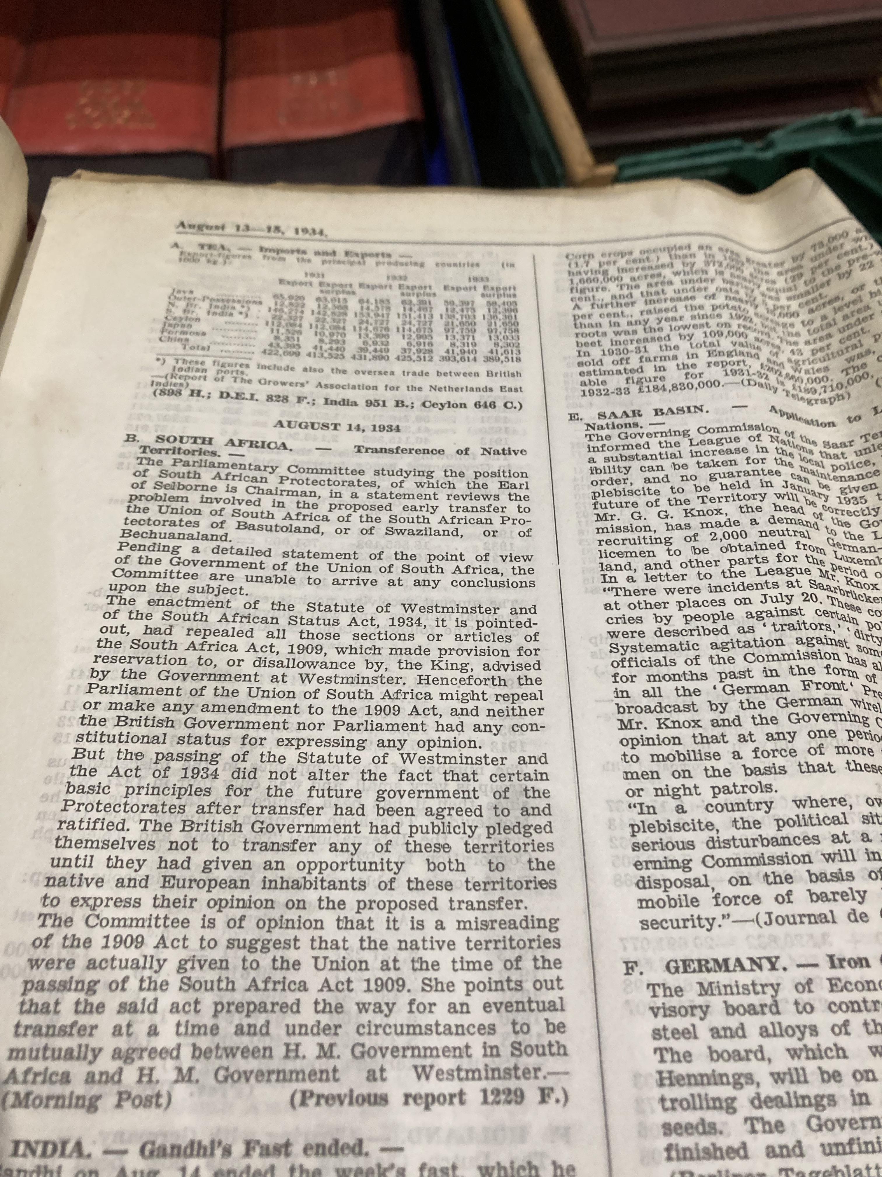 Contents to two green plastic crates - 10 volumes of Keesing's Contemporary Archives being a weekly - Image 5 of 5