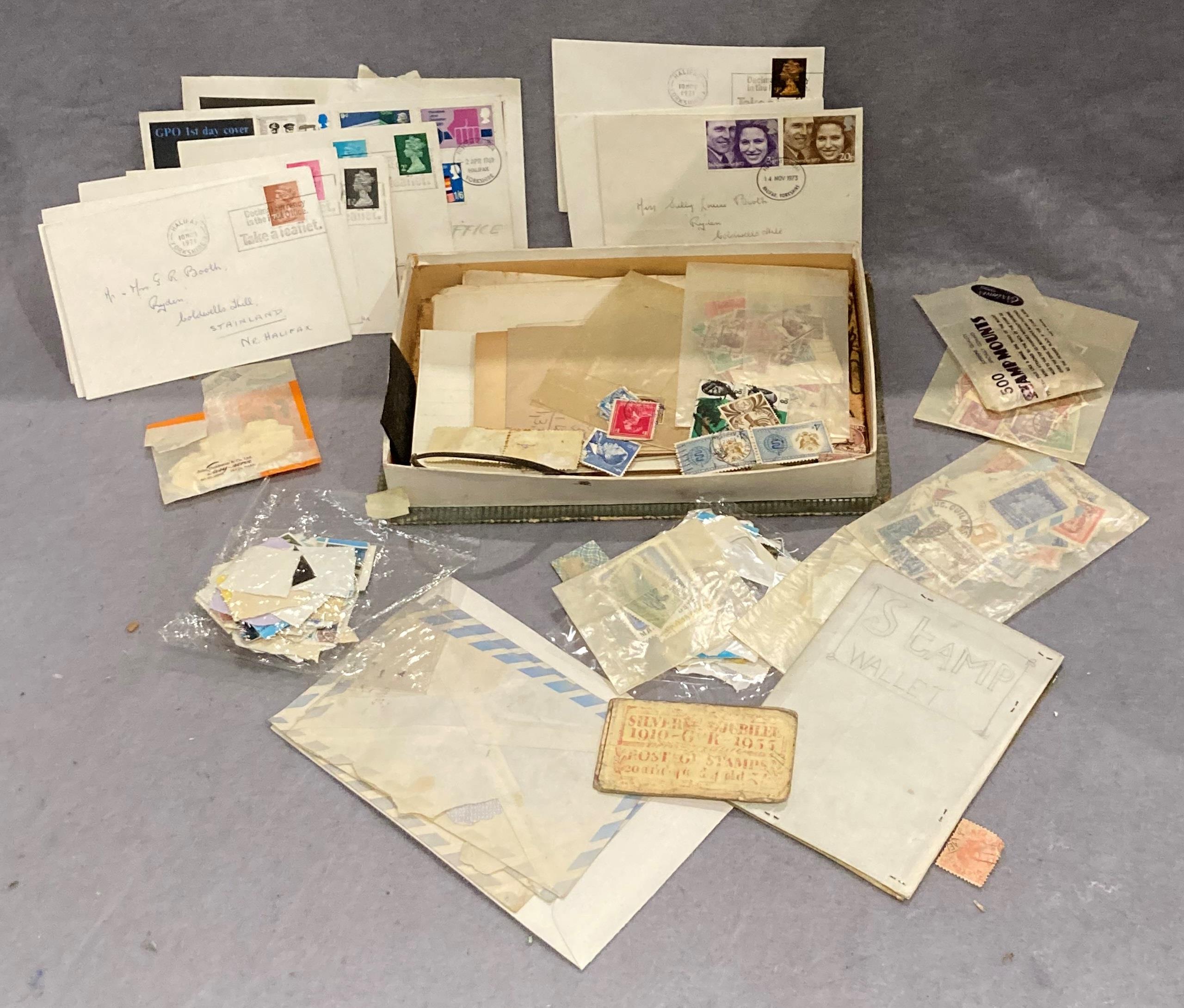 Contents to tray - a small Lincoln and a Rapid stamp album and contents, World stamps, - Image 6 of 11