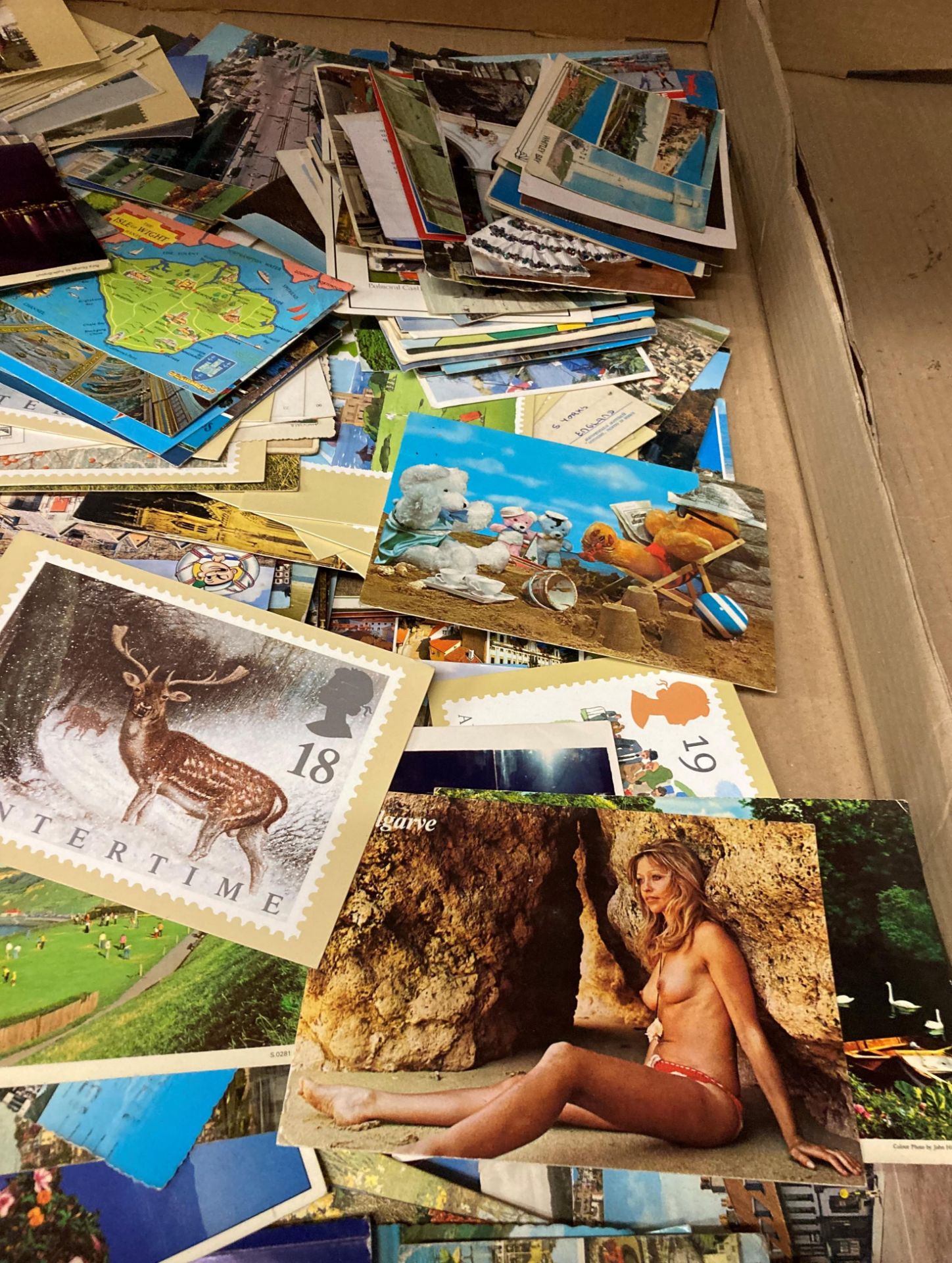 Contents to tray - a very large quantity of mainly colour holiday postcards for the 1960's and - Image 3 of 4