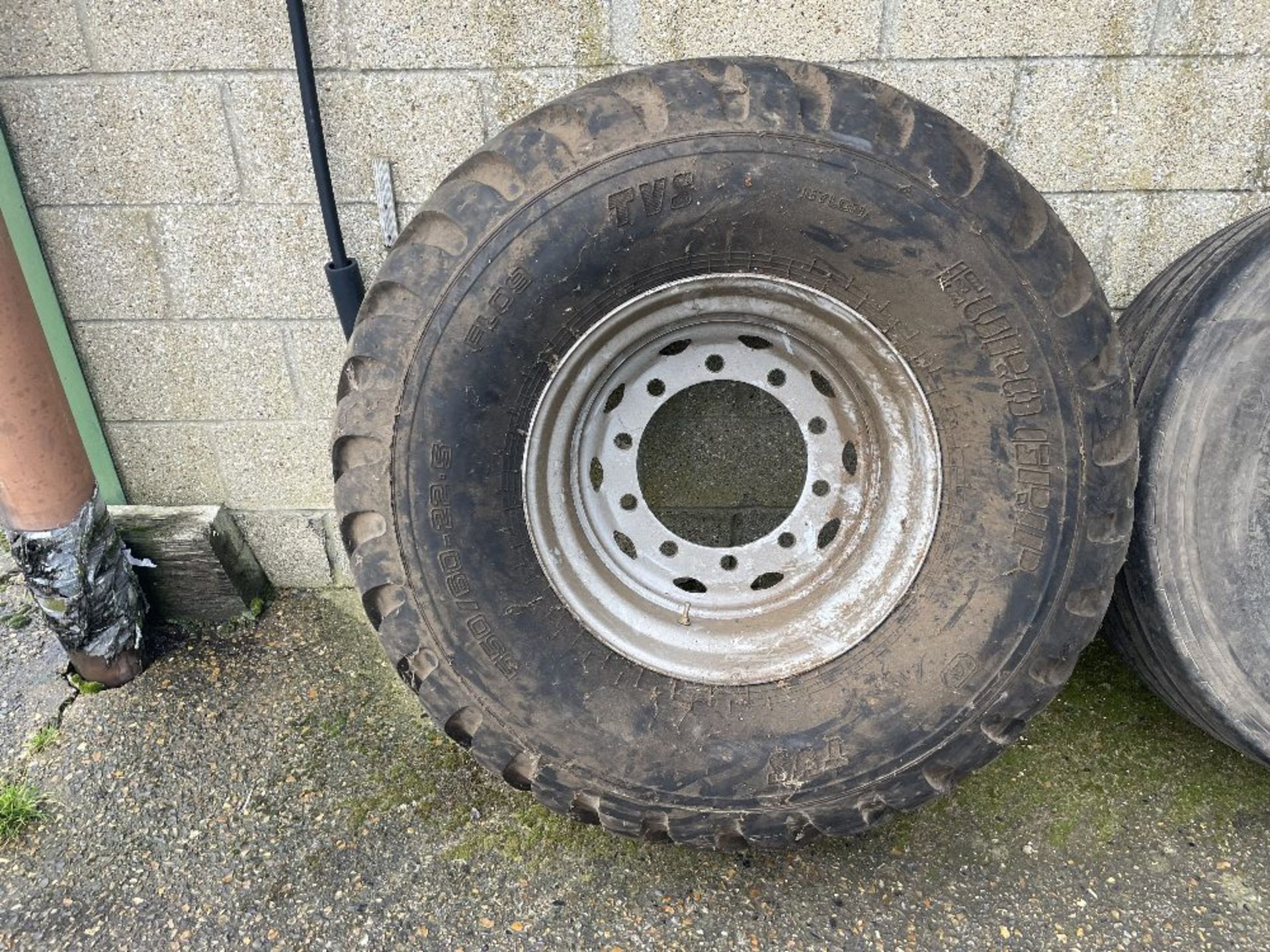 550/60R-22. - Image 2 of 6