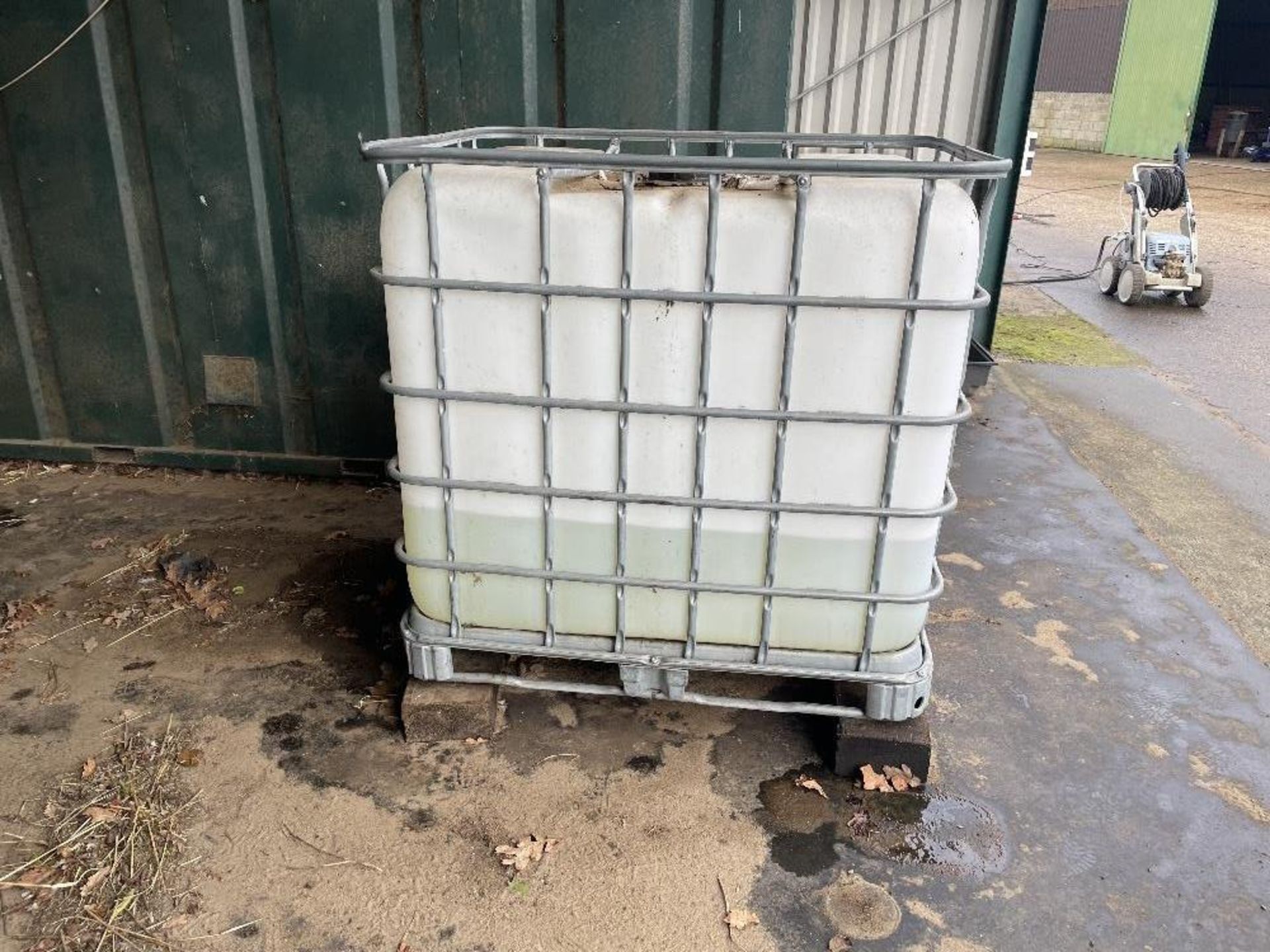 1000L IBC Container with approx 200 - 250L of Traffic Film Remover. - Bild 2 aus 3