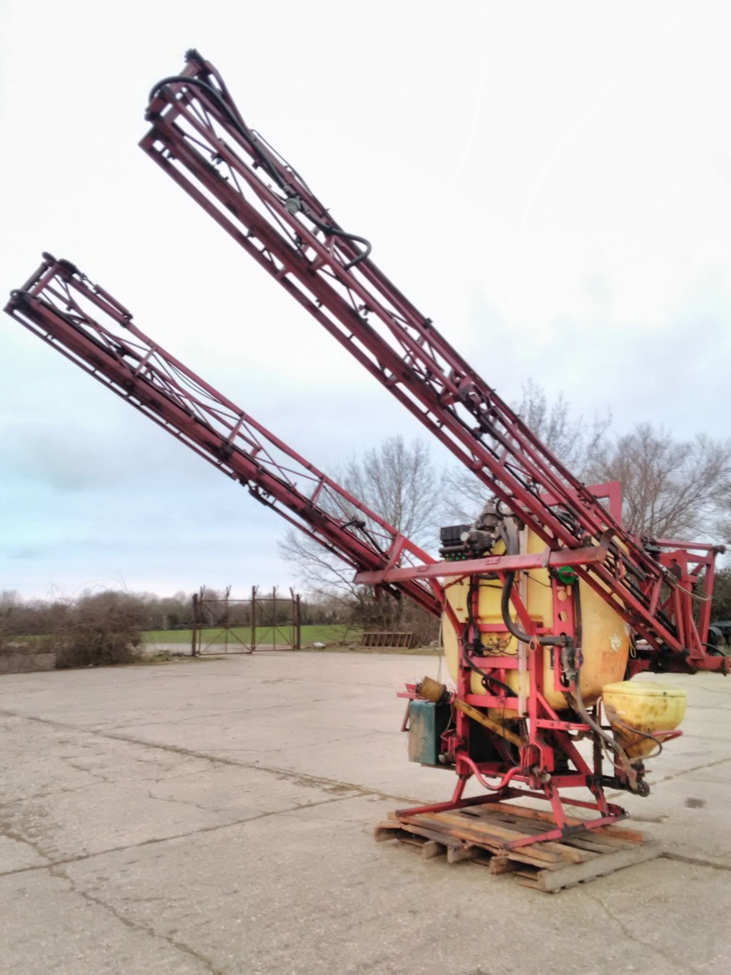 Hardi Mega 1,000ltr sprayer, c/w hydraulic lift and fold, 20m boom, triple nozzles, induction bowl, - Image 2 of 4