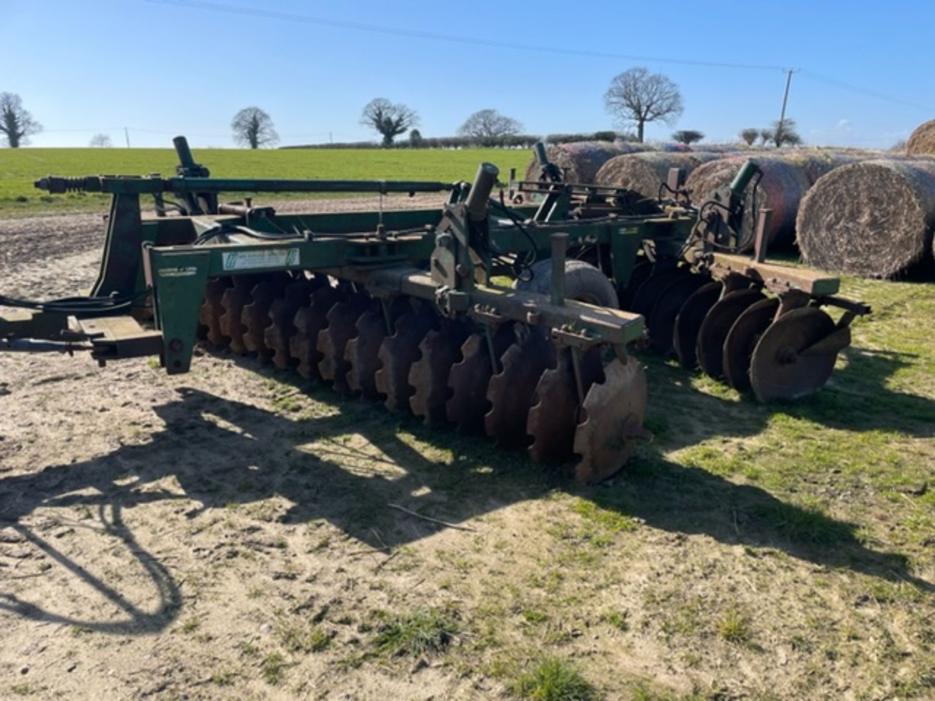 Cousins KT125 4m trailed discs. Owned since 2014, Piped for rear attachments. - Image 4 of 15