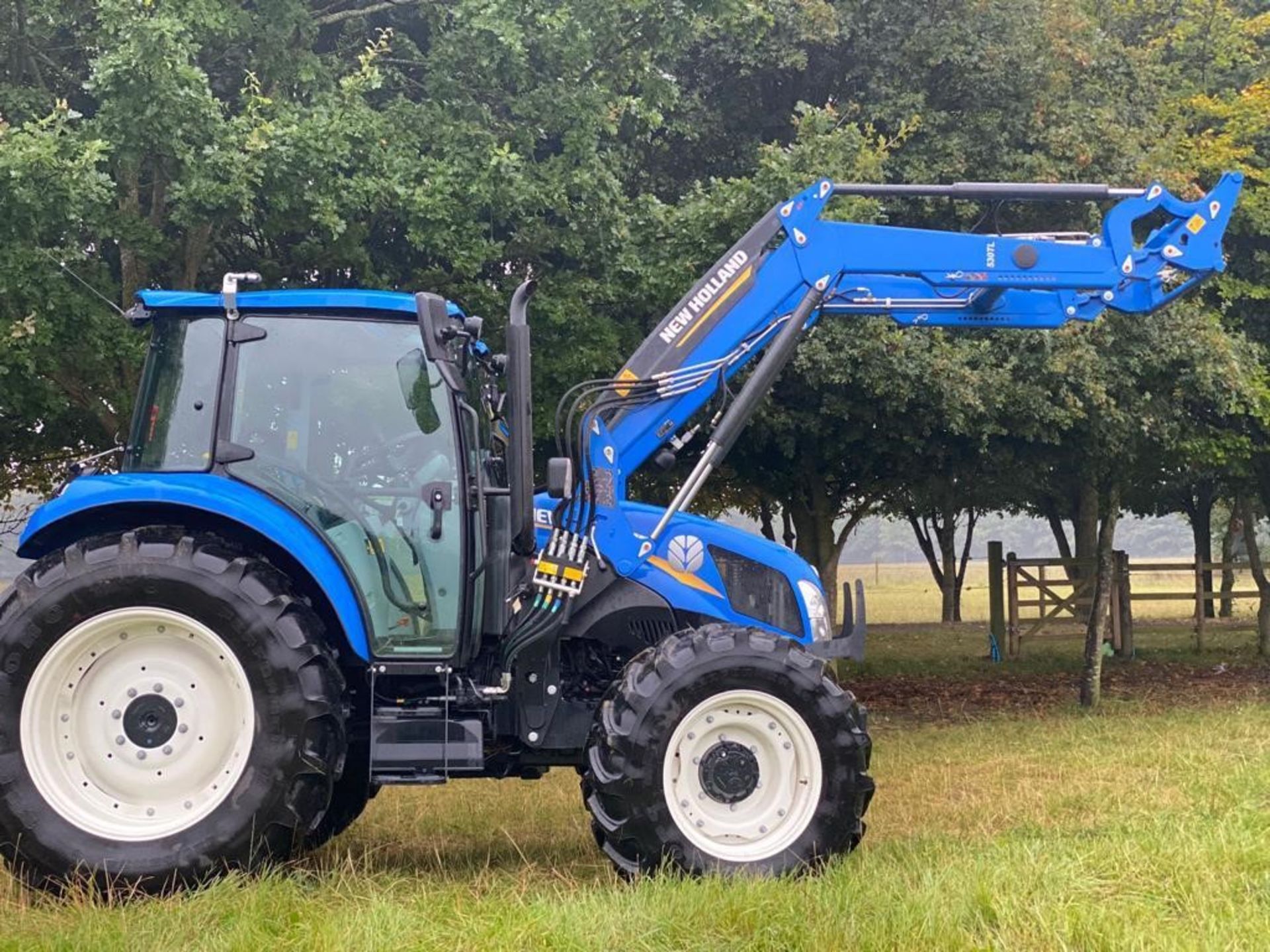 2021 New Holland T5.115 Tractor and New Holland Stoll 530 TL Loader, Approx. 400 hours, Reg No. - Image 3 of 8