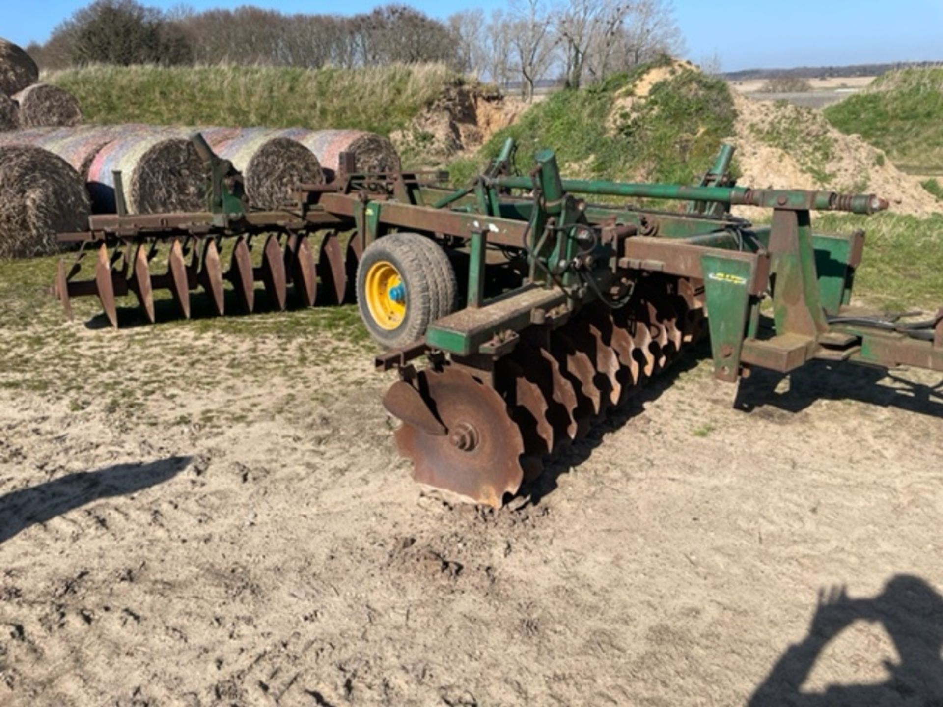 Cousins KT125 4m trailed discs. Owned since 2014, Piped for rear attachments. - Image 10 of 15