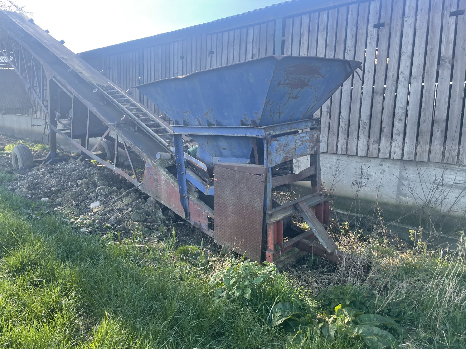 Sand Grader Twin cylinder Lister engine, belt in good condition, engine in good condition,