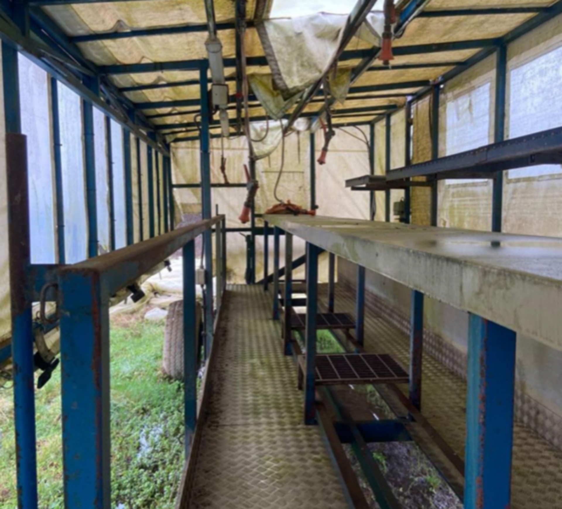 VHS curtain side slewing washing cart, year 2006. Stored near Goring Heath, Reading. - Image 3 of 4