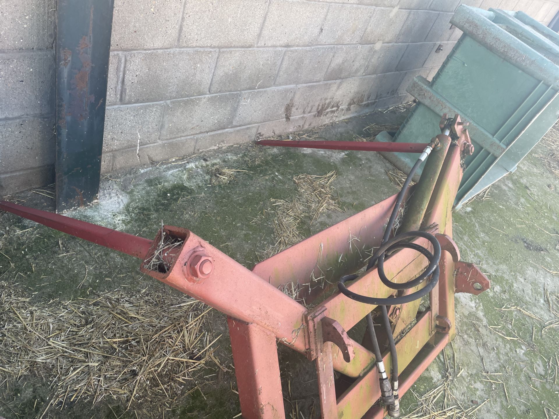 Bale Spike with homemade hydraulic ram system that moves the bale at 45degree angle. - Image 4 of 4