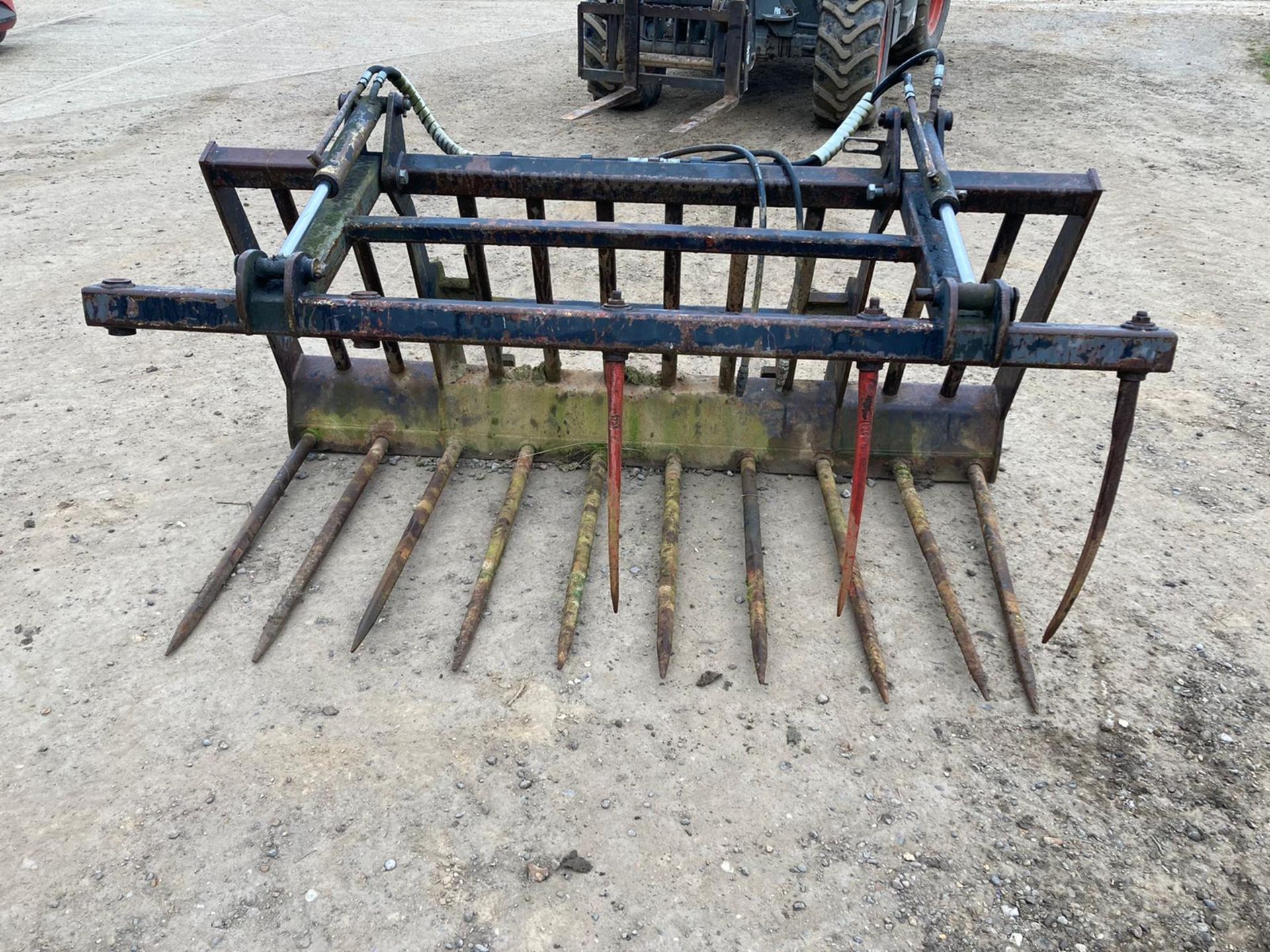 Muck Grab, 2.3m wide, hydraulic. Stored near East Bergholt, Colchester. - Image 2 of 3