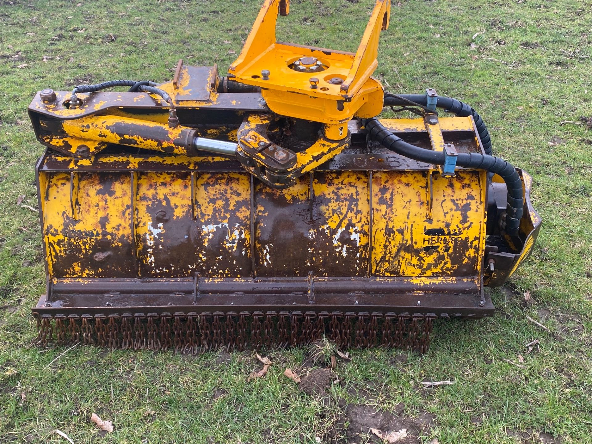 Digger hedge cutter head. Stored near Goring Heath, Reading. No VAT on this lot.