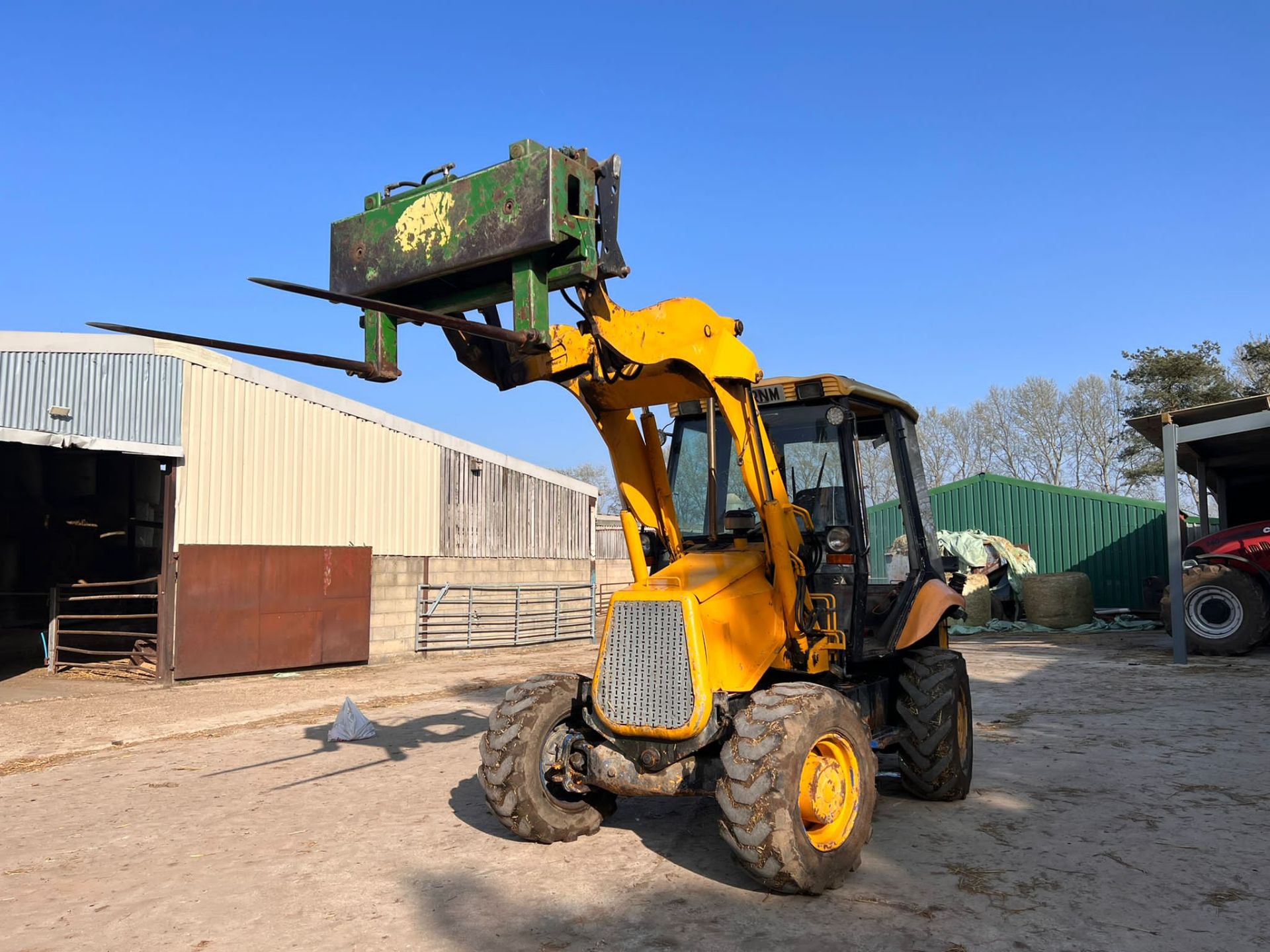 JCB 2CX 4 wheel steer comes with road compressor on the back, euro hitch on loader, 3rd service, - Image 3 of 8