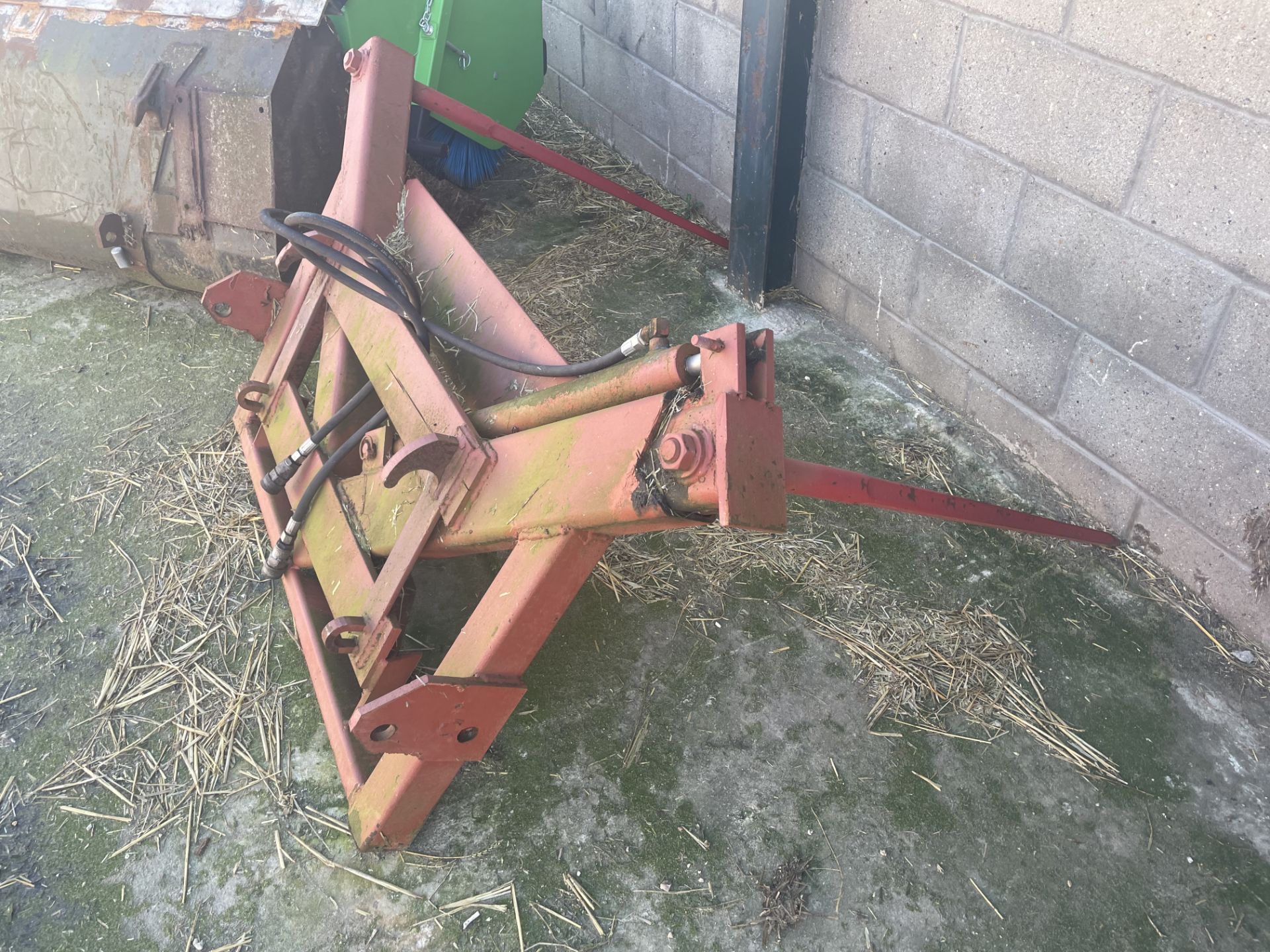 Bale Spike with homemade hydraulic ram system that moves the bale at 45degree angle.