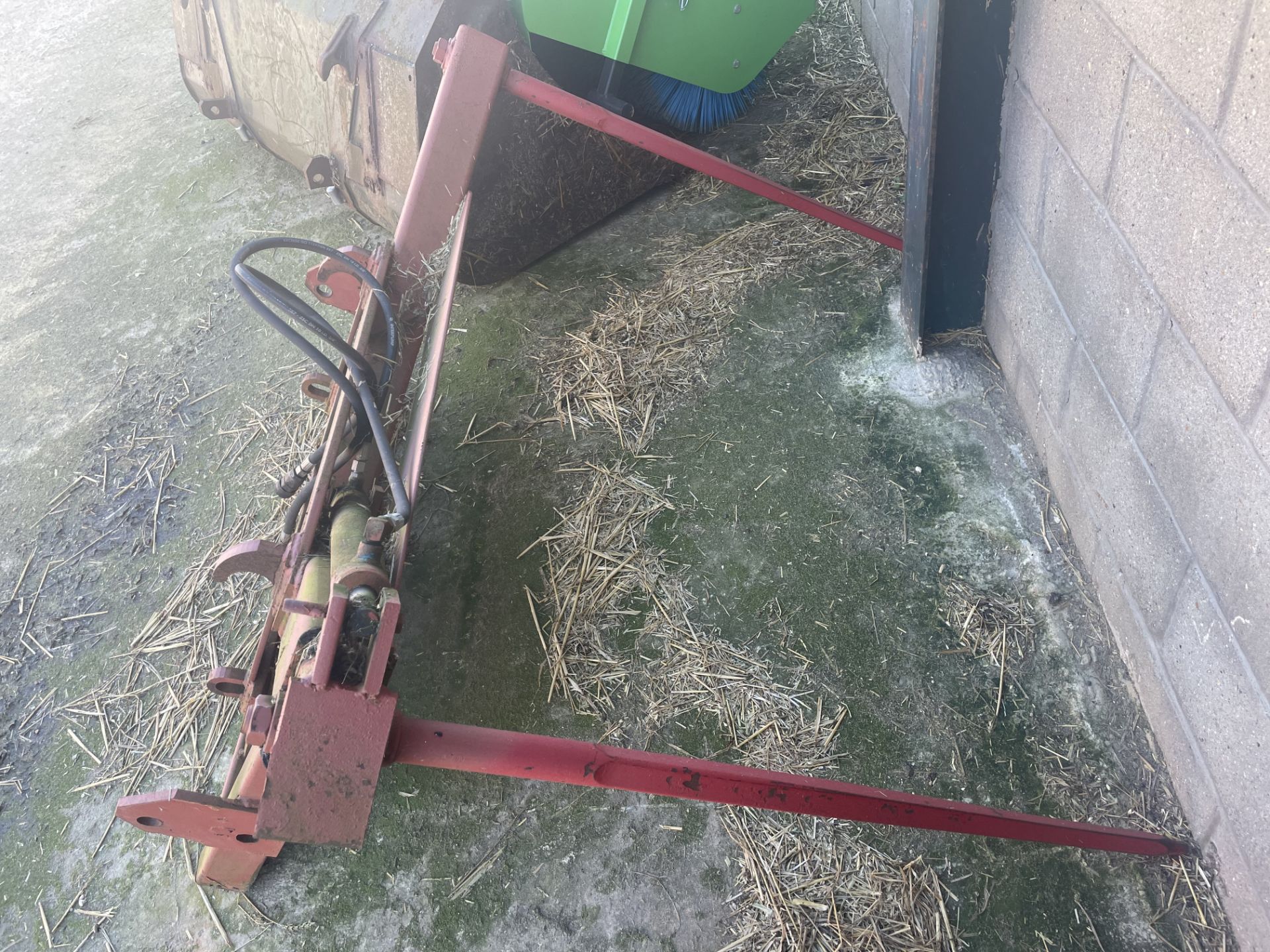 Bale Spike with homemade hydraulic ram system that moves the bale at 45degree angle. - Image 3 of 4
