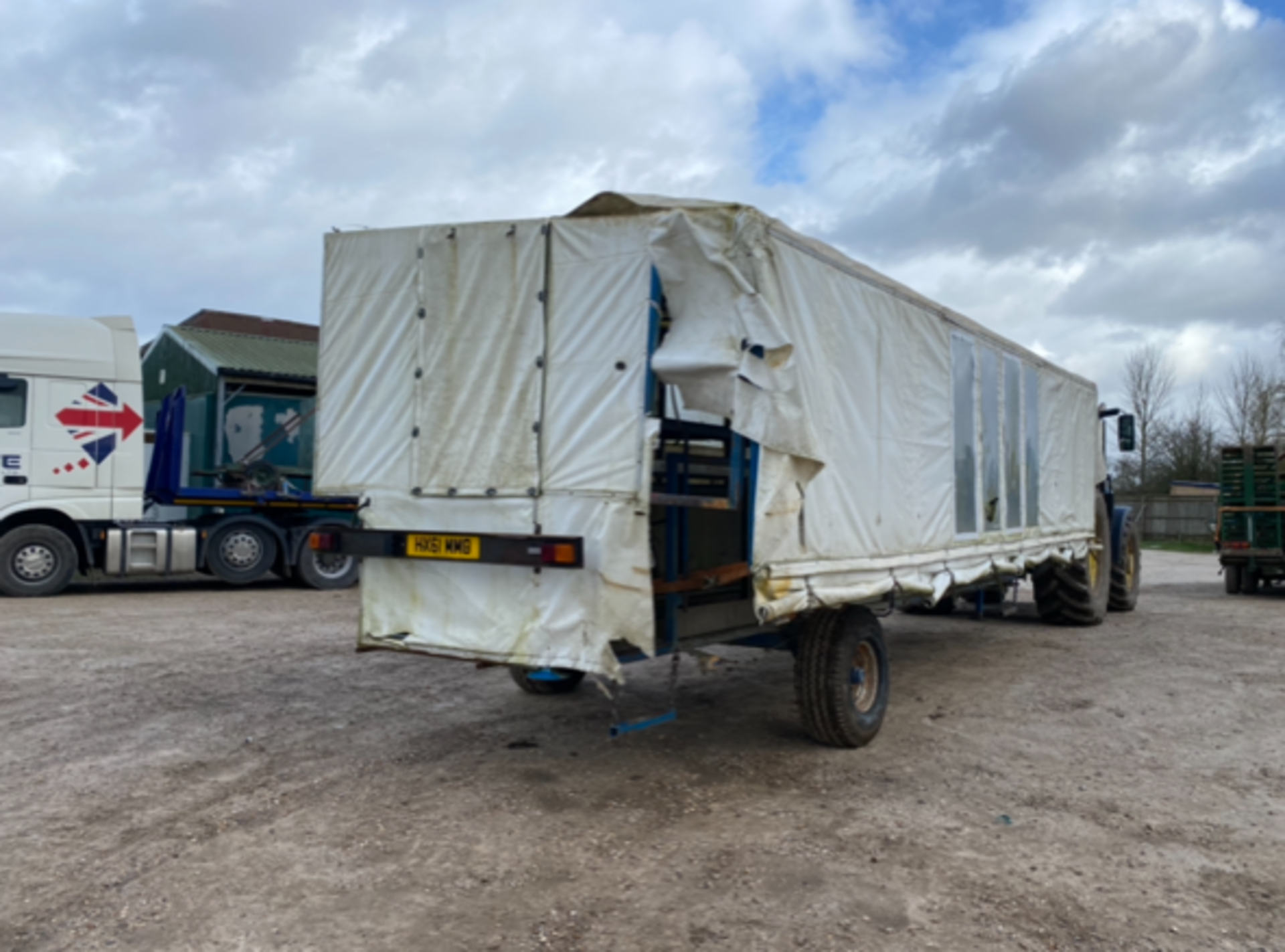 VHS curtain side slewing washing cart, year 2006. Stored near Goring Heath, Reading. - Image 4 of 4