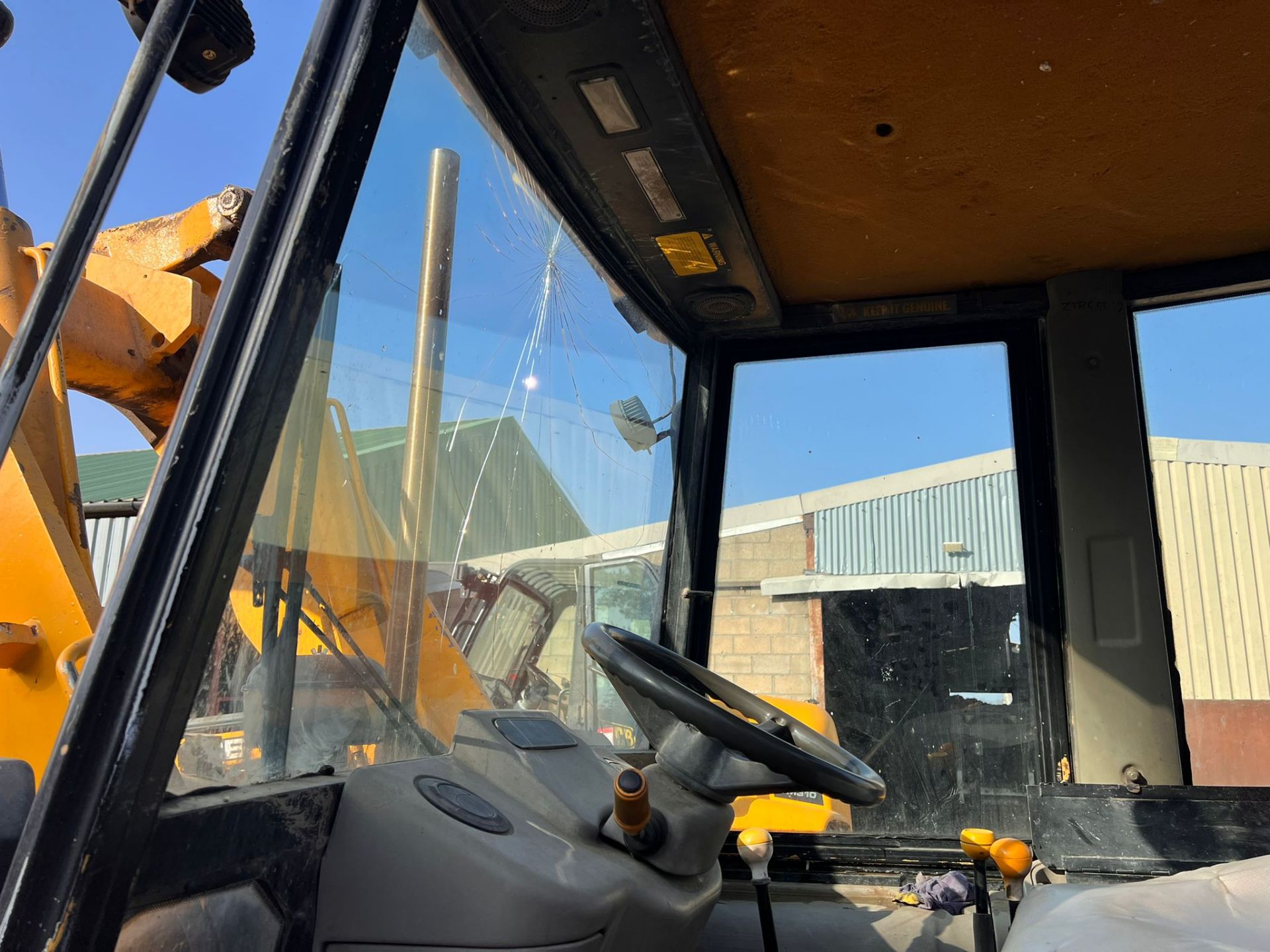 JCB 2CX 4 wheel steer comes with road compressor on the back, euro hitch on loader, 3rd service, - Image 8 of 8