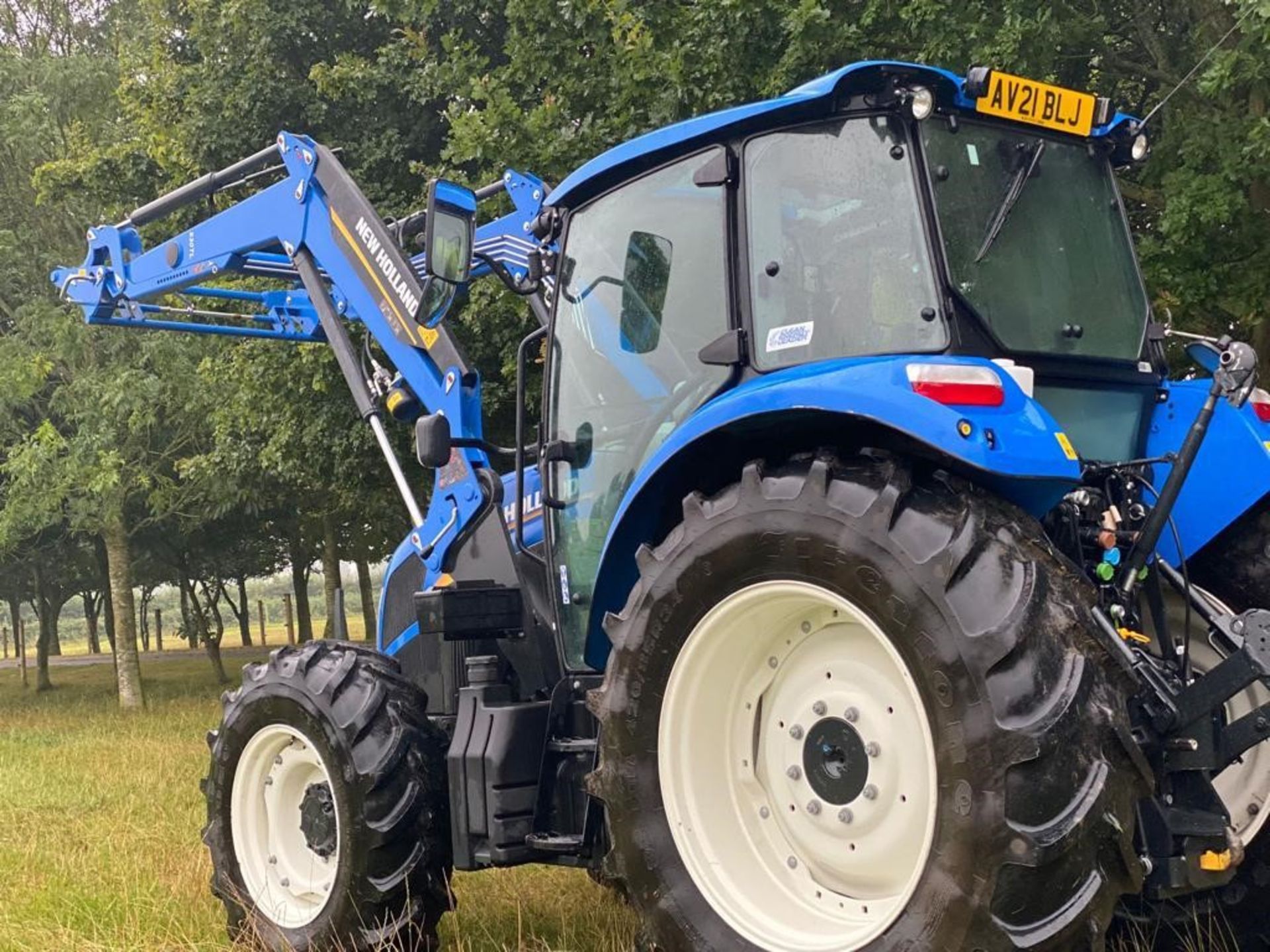 2021 New Holland T5.115 Tractor and New Holland Stoll 530 TL Loader, Approx. 400 hours, Reg No. - Image 5 of 8