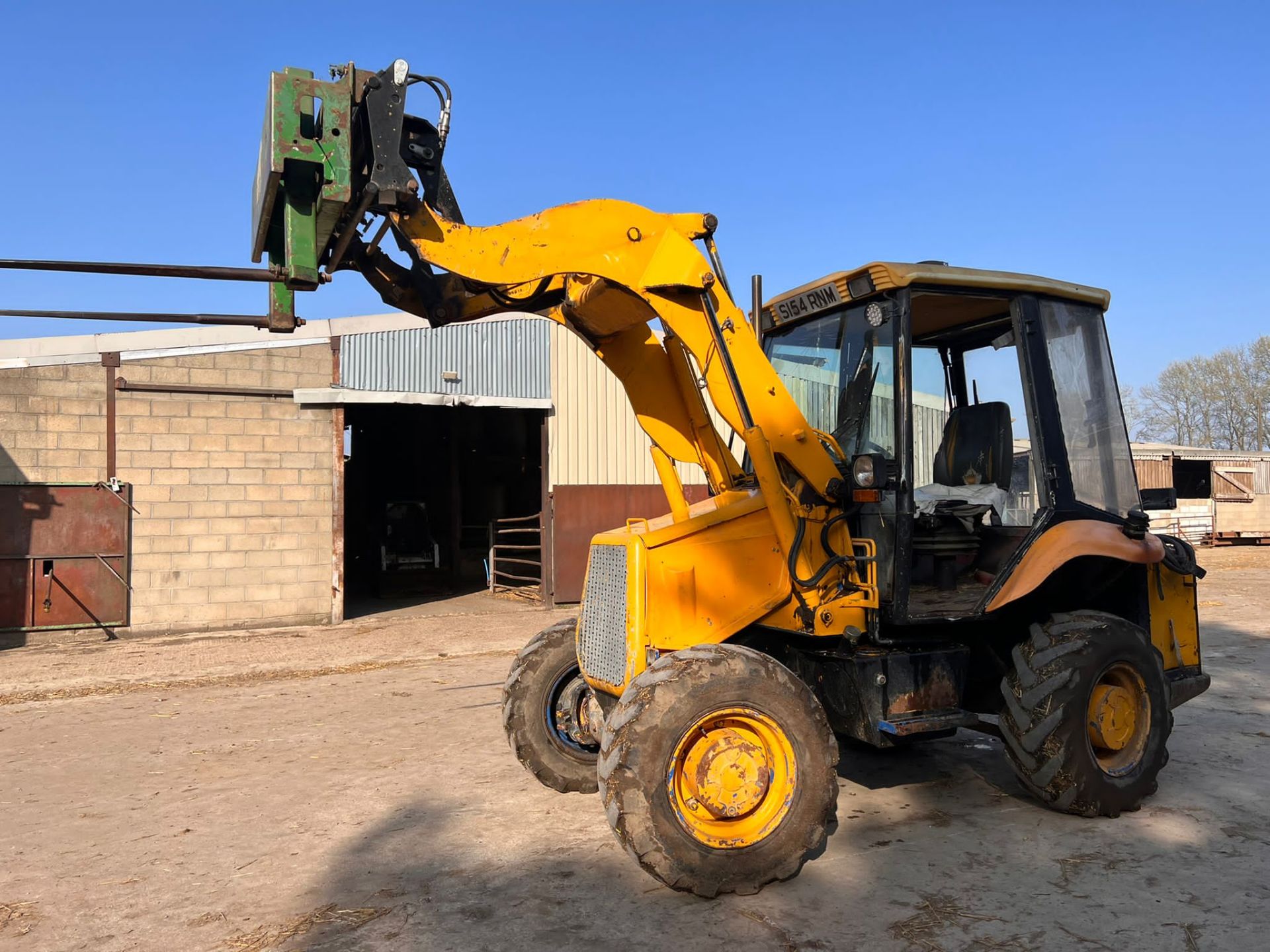 JCB 2CX 4 wheel steer comes with road compressor on the back, euro hitch on loader, 3rd service, - Image 4 of 8