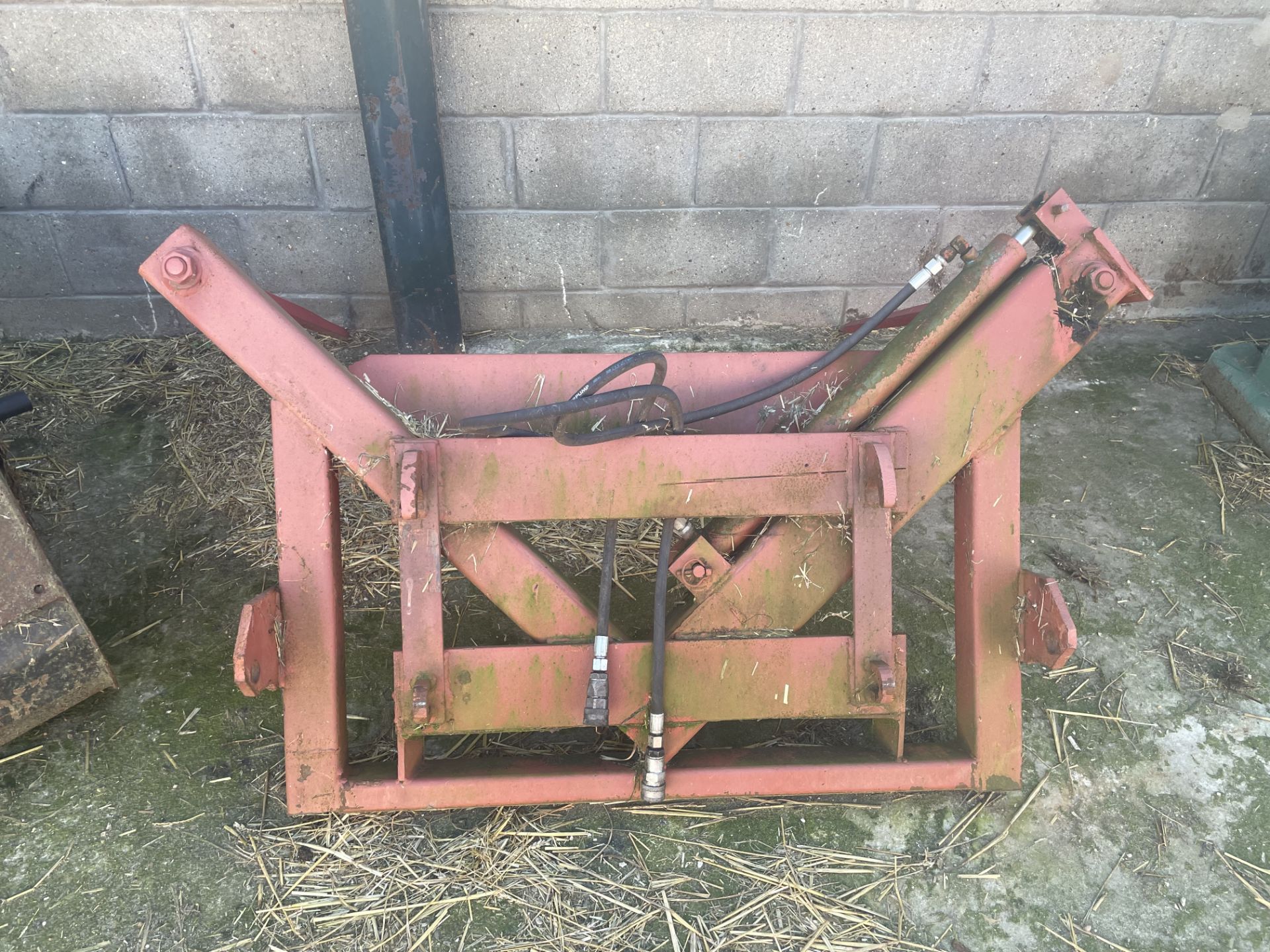 Bale Spike with homemade hydraulic ram system that moves the bale at 45degree angle. - Image 2 of 4