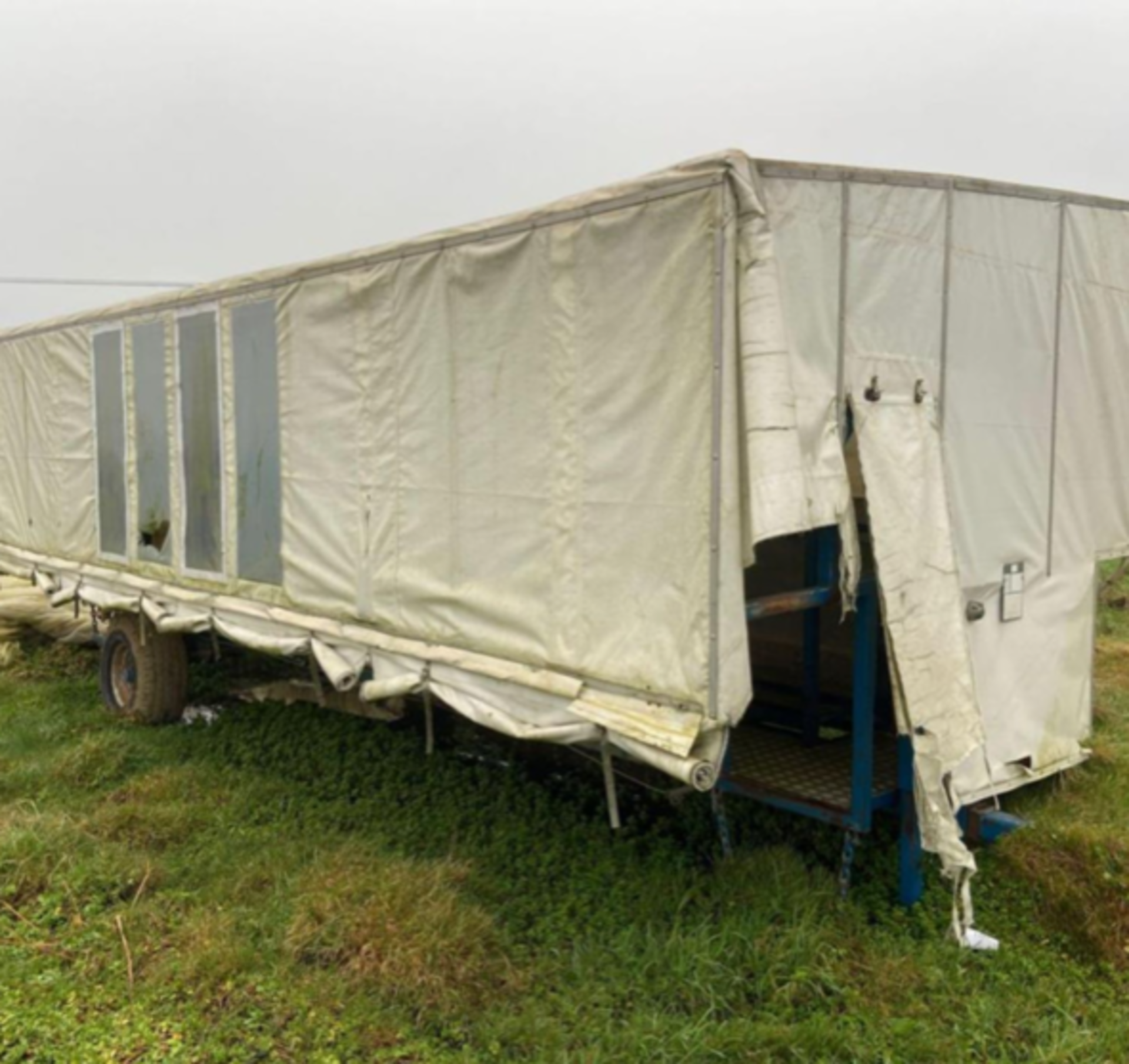 VHS curtain side slewing washing cart, year 2006. Stored near Goring Heath, Reading. - Image 2 of 4