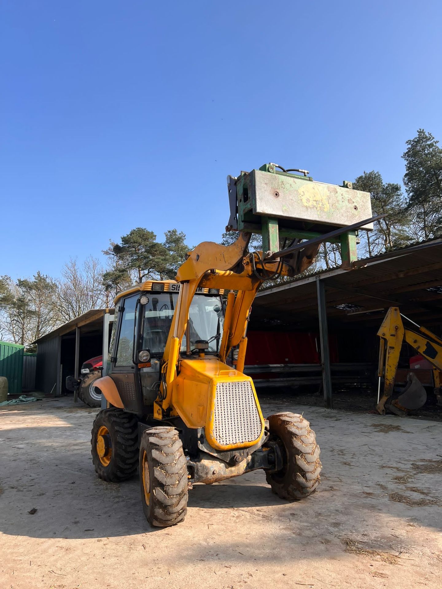 JCB 2CX 4 wheel steer comes with road compressor on the back, euro hitch on loader, 3rd service, - Image 2 of 8