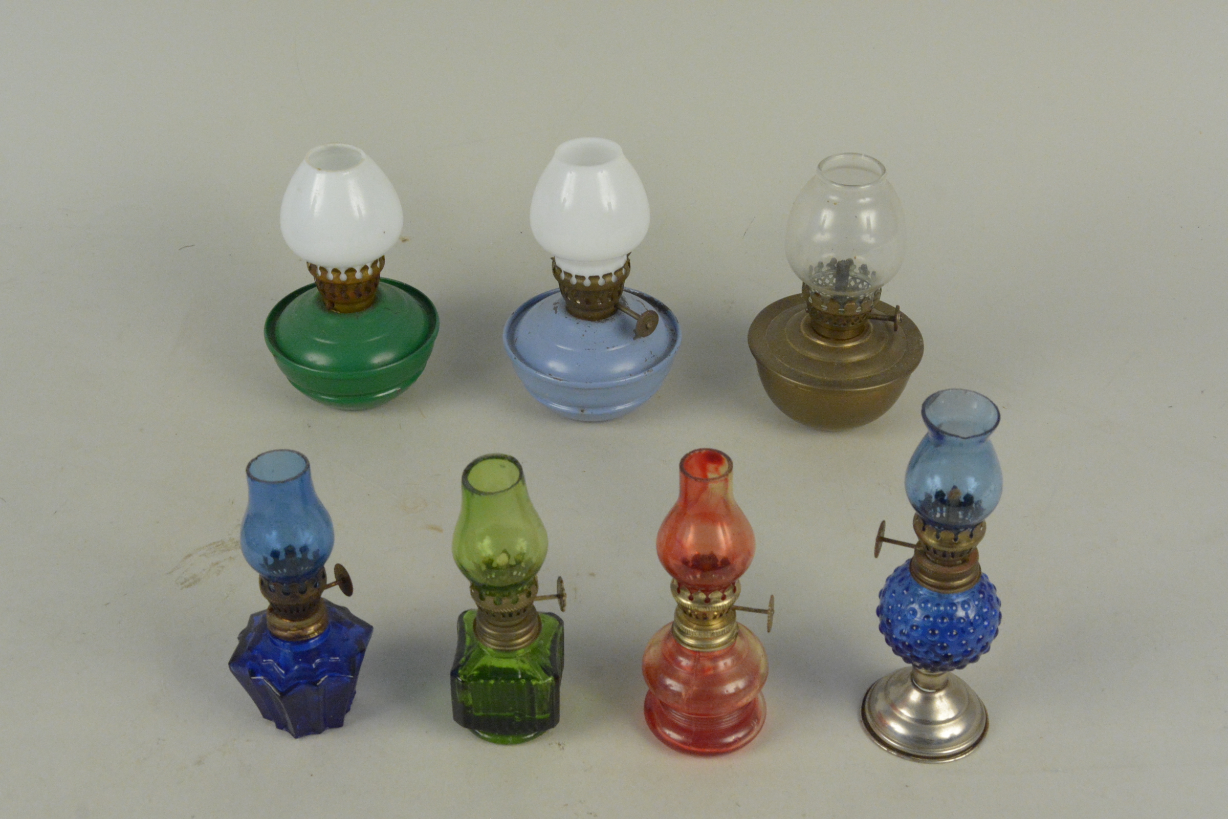 A collection of thirteen miniature oil lamps - Image 2 of 3