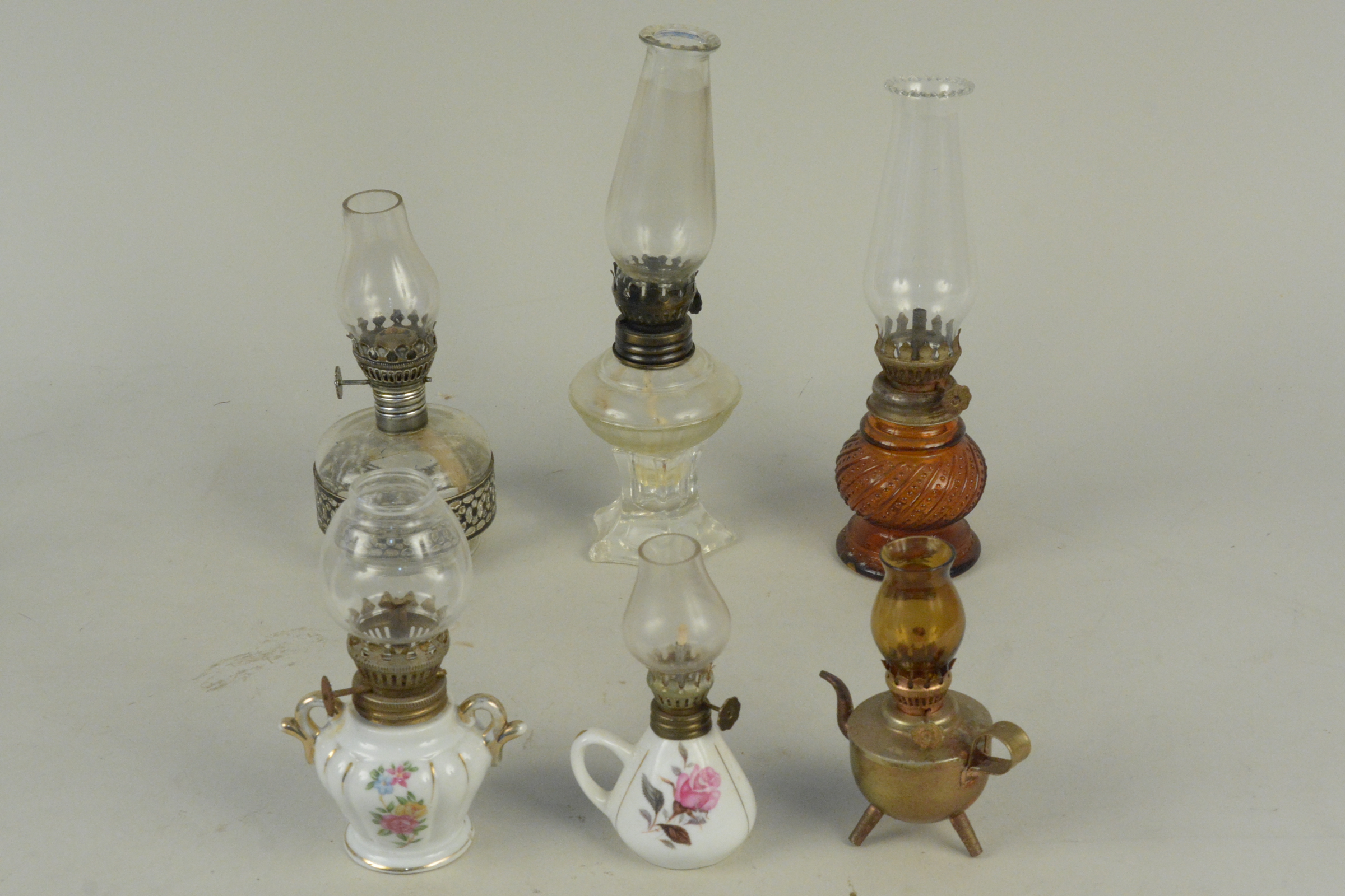 A collection of thirteen miniature oil lamps - Image 3 of 3