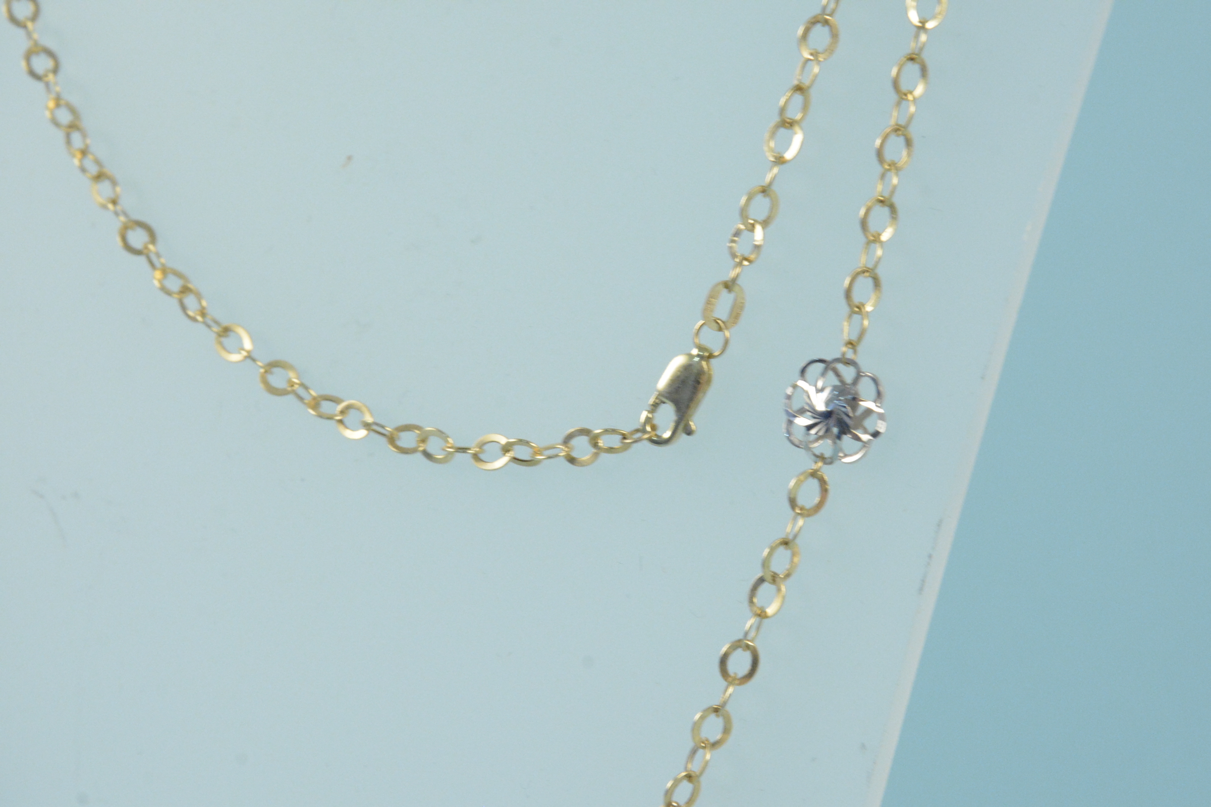 A 9ct gold two tone necklace, - Image 2 of 3