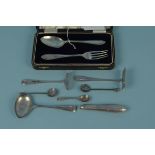 Mixed silver to include a boxed fork and spoon, two silver pushers, silver condiment spoon etc,