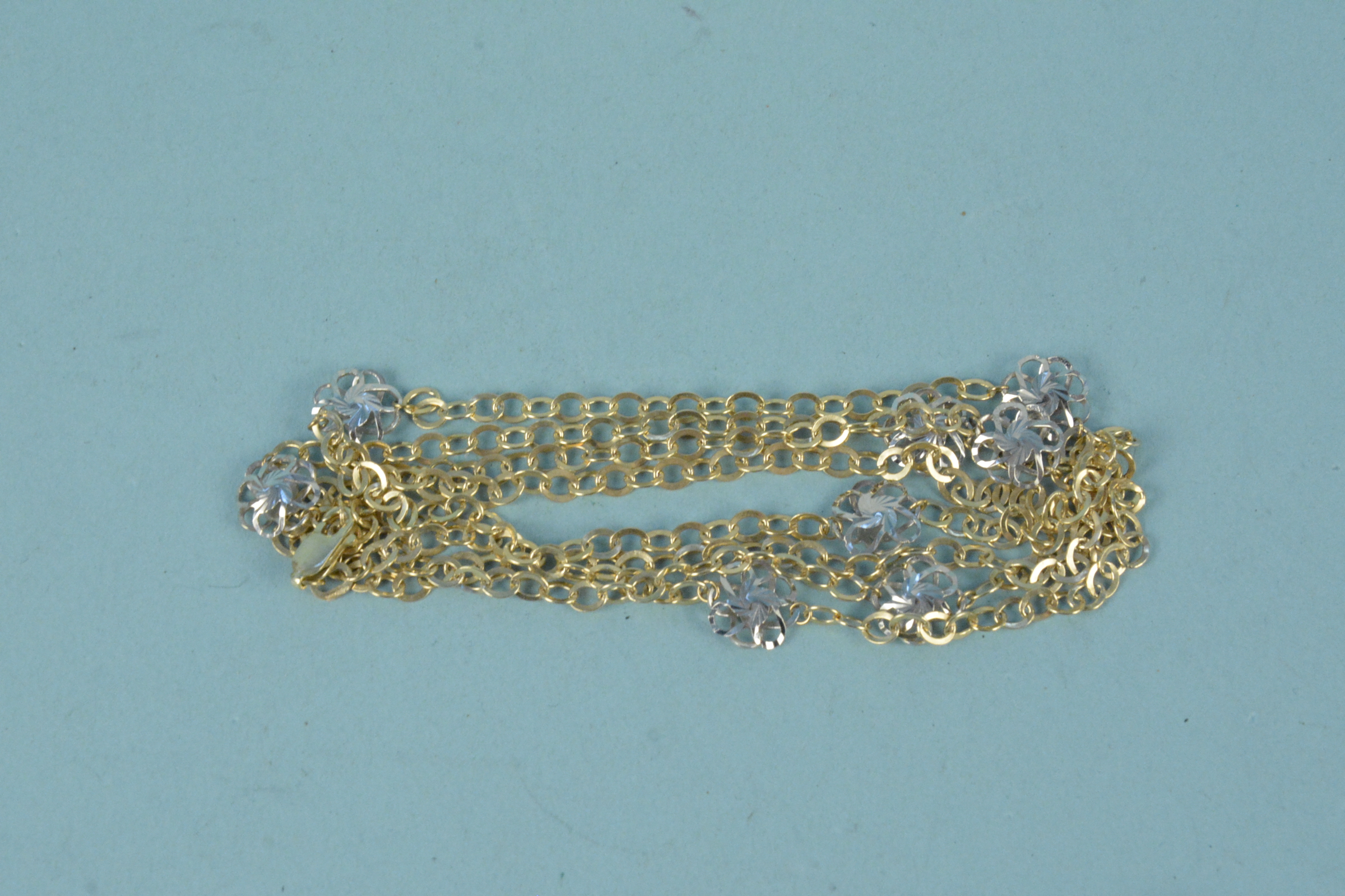 A 9ct gold two tone necklace, - Image 3 of 3