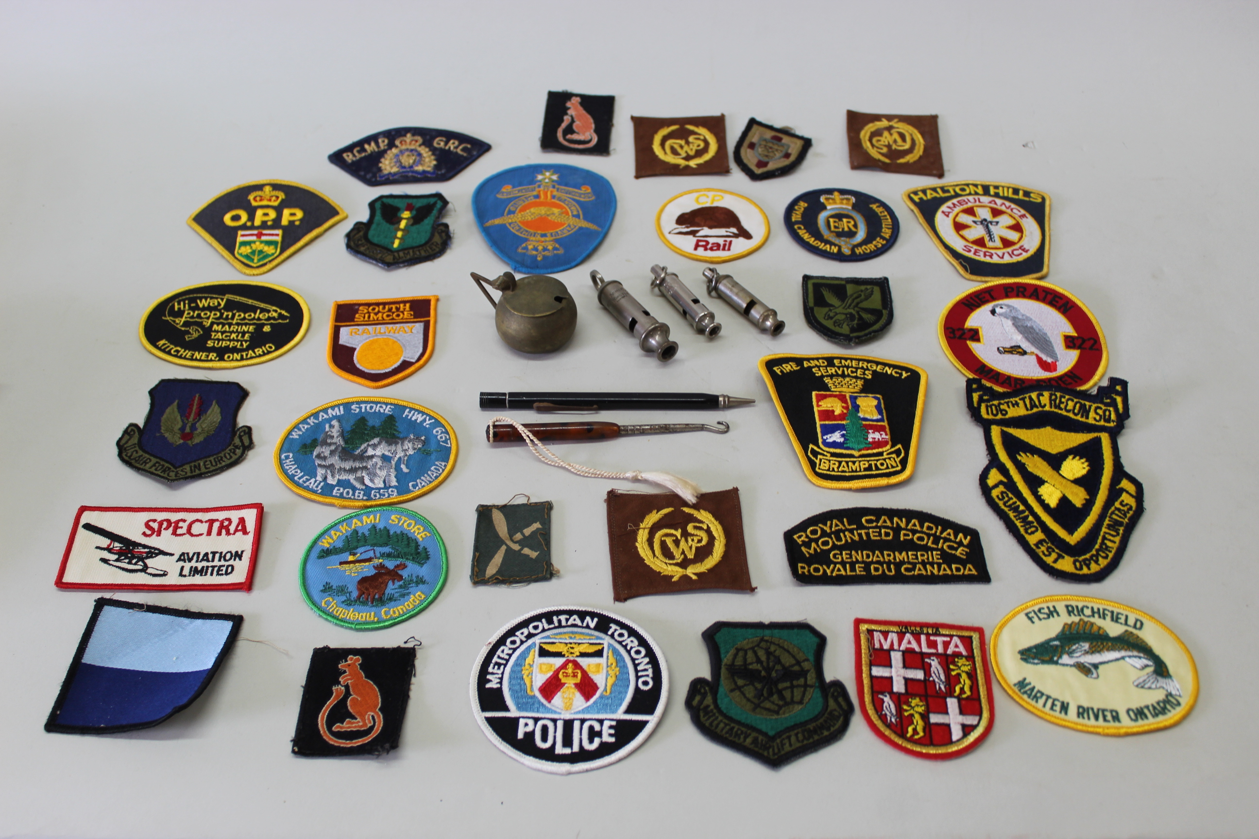 A mixed lot including cloth badges, - Image 3 of 3