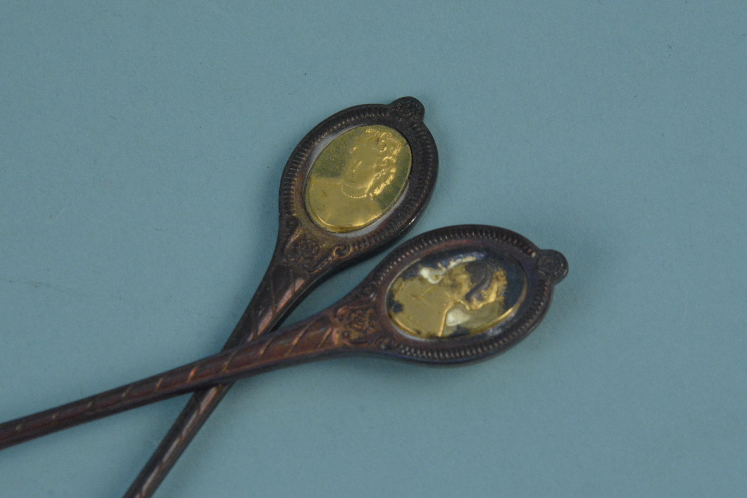 A cased set of six commemorative spoons, titled The Sovereign Queens Spoon Collection, - Image 2 of 3
