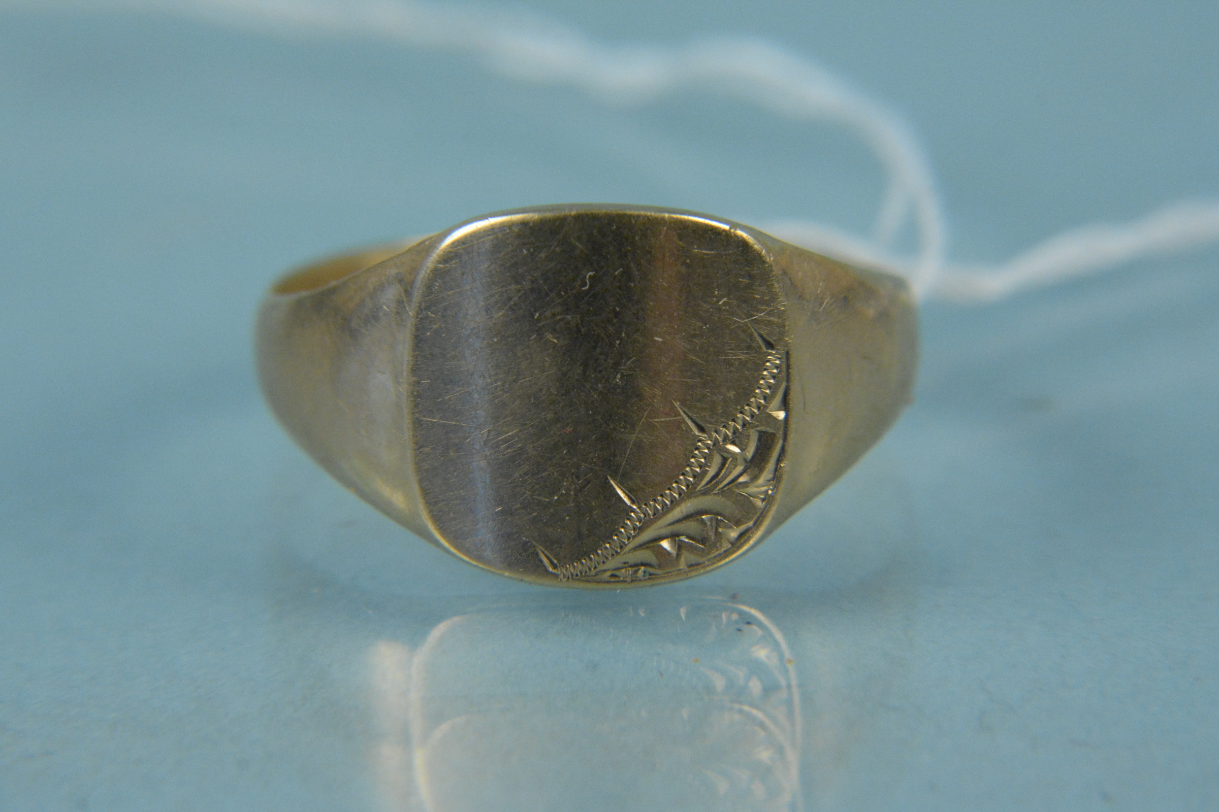 A 9ct gold signet ring with engraved decoration, size U,