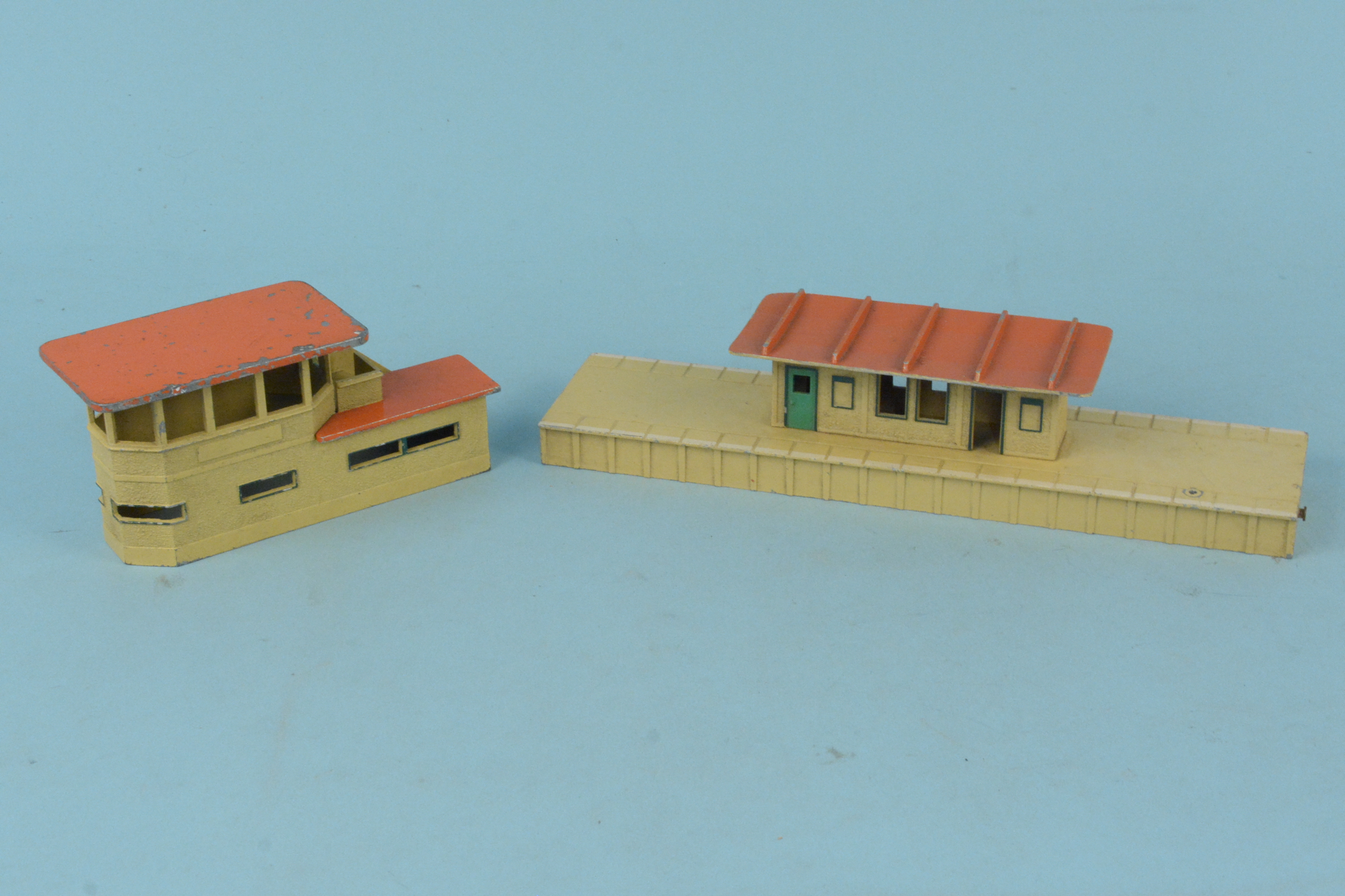 A box of Hornby and Triang train accessories including station buildings, - Image 3 of 3