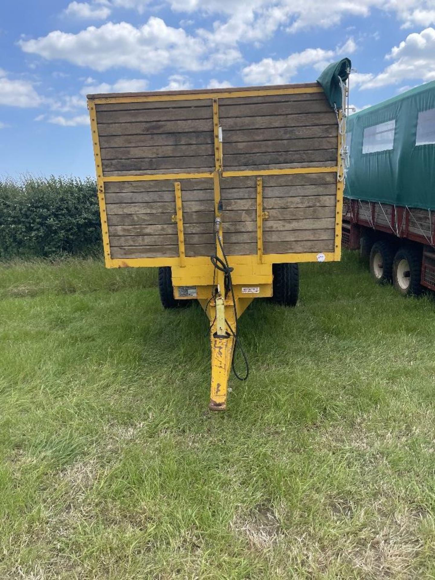Yellow F&T 10t grain trailer with rollover sheet - Image 3 of 10