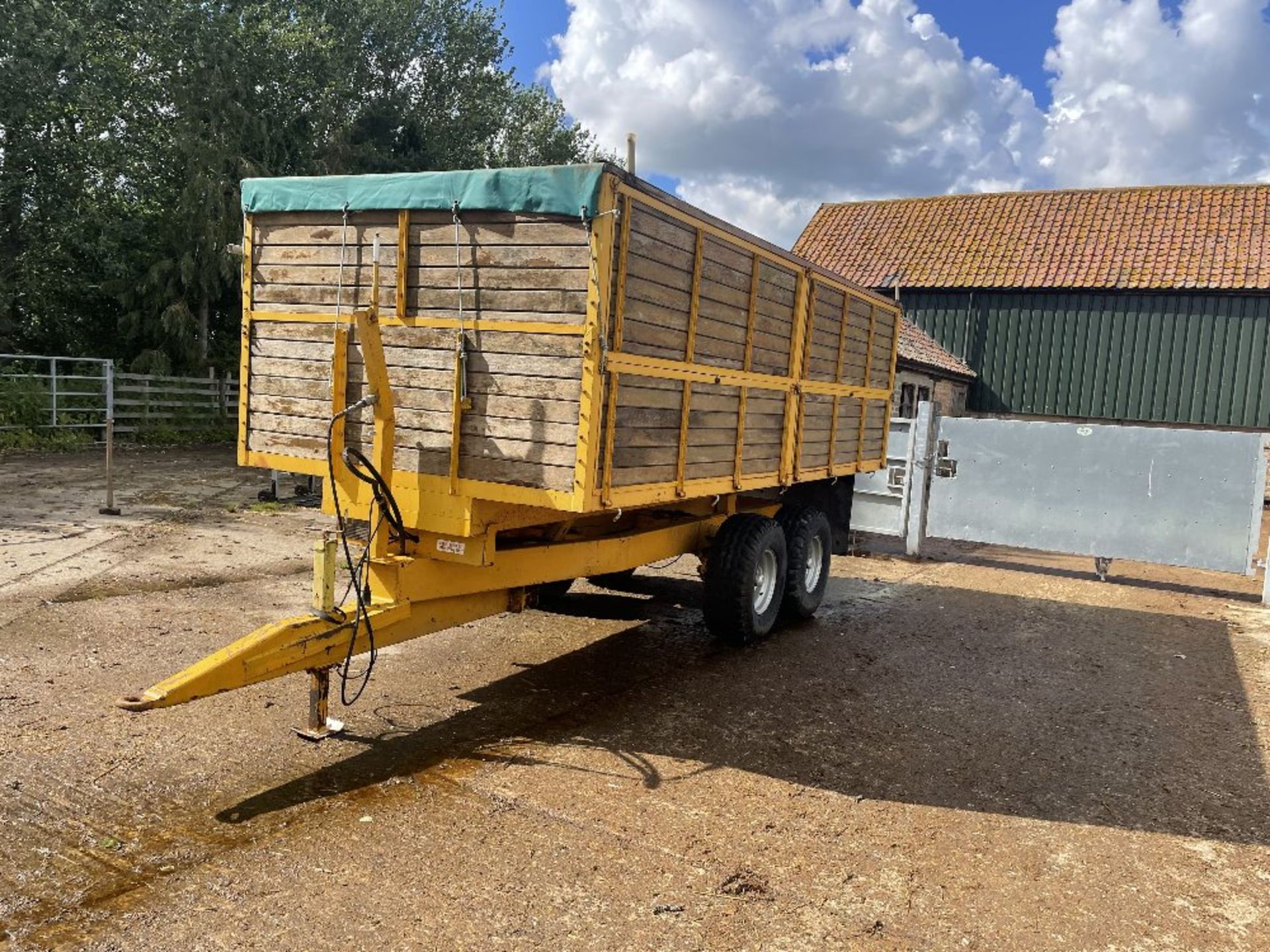 Yellow F&T 10t grain trailer with rollover sheet - Image 7 of 10