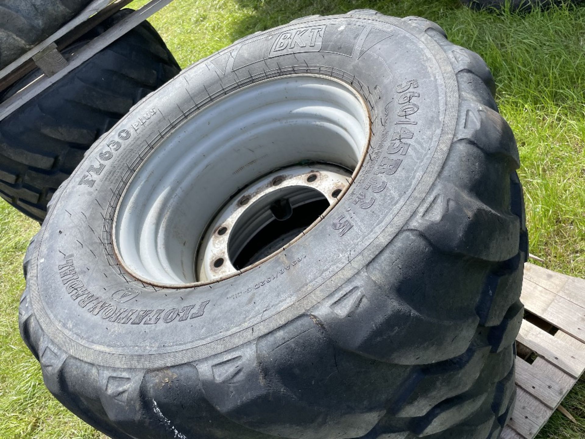 Set Flotation Tyres for Bunnings Trailer - BKT 560/45R22. - Image 4 of 4