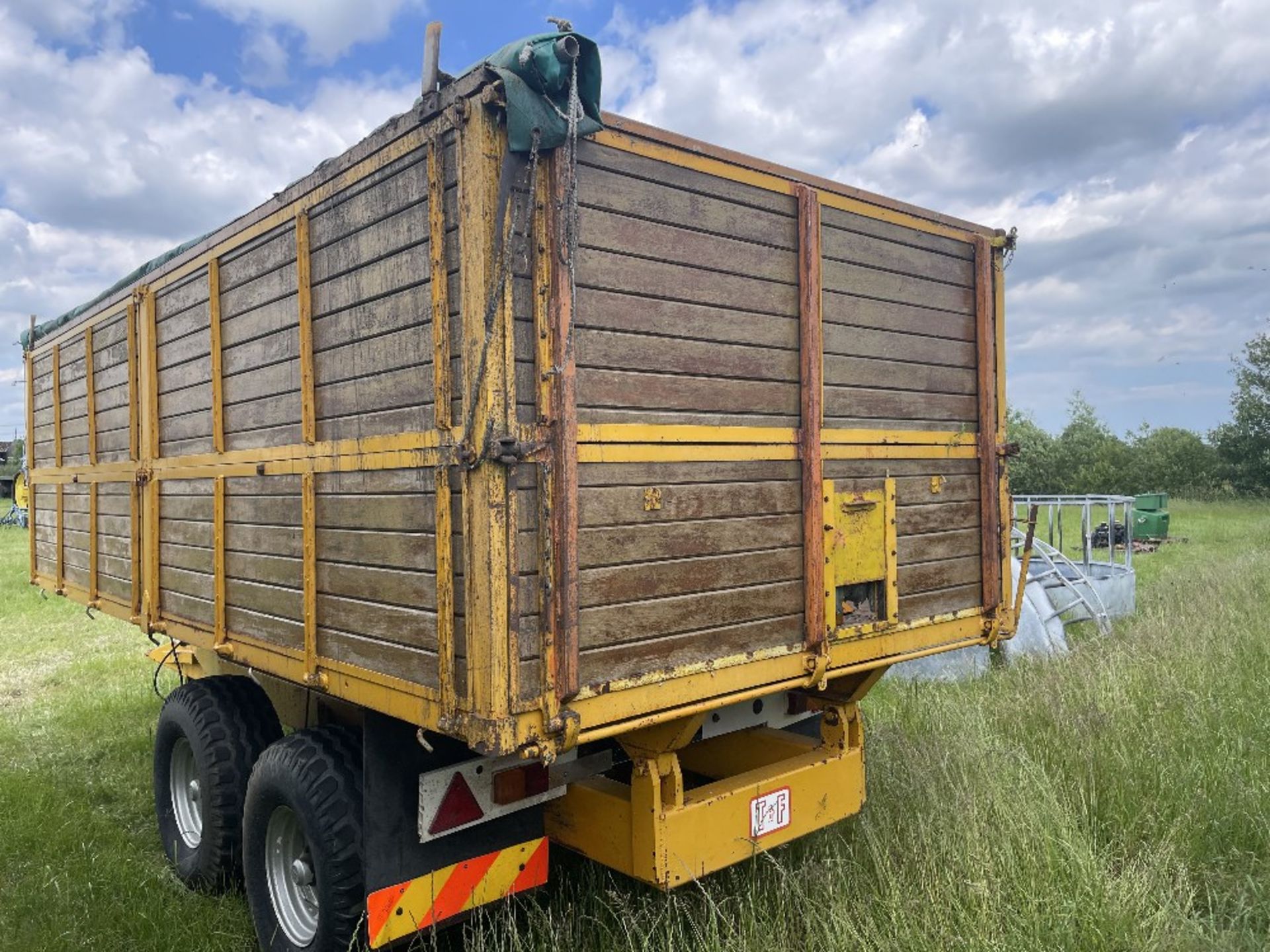 Yellow F&T 10t grain trailer with rollover sheet - Image 9 of 10