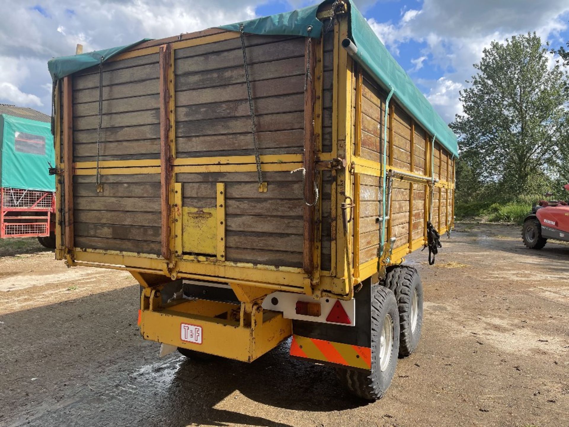 Yellow F&T 10t grain trailer with rollover sheet - Image 6 of 10