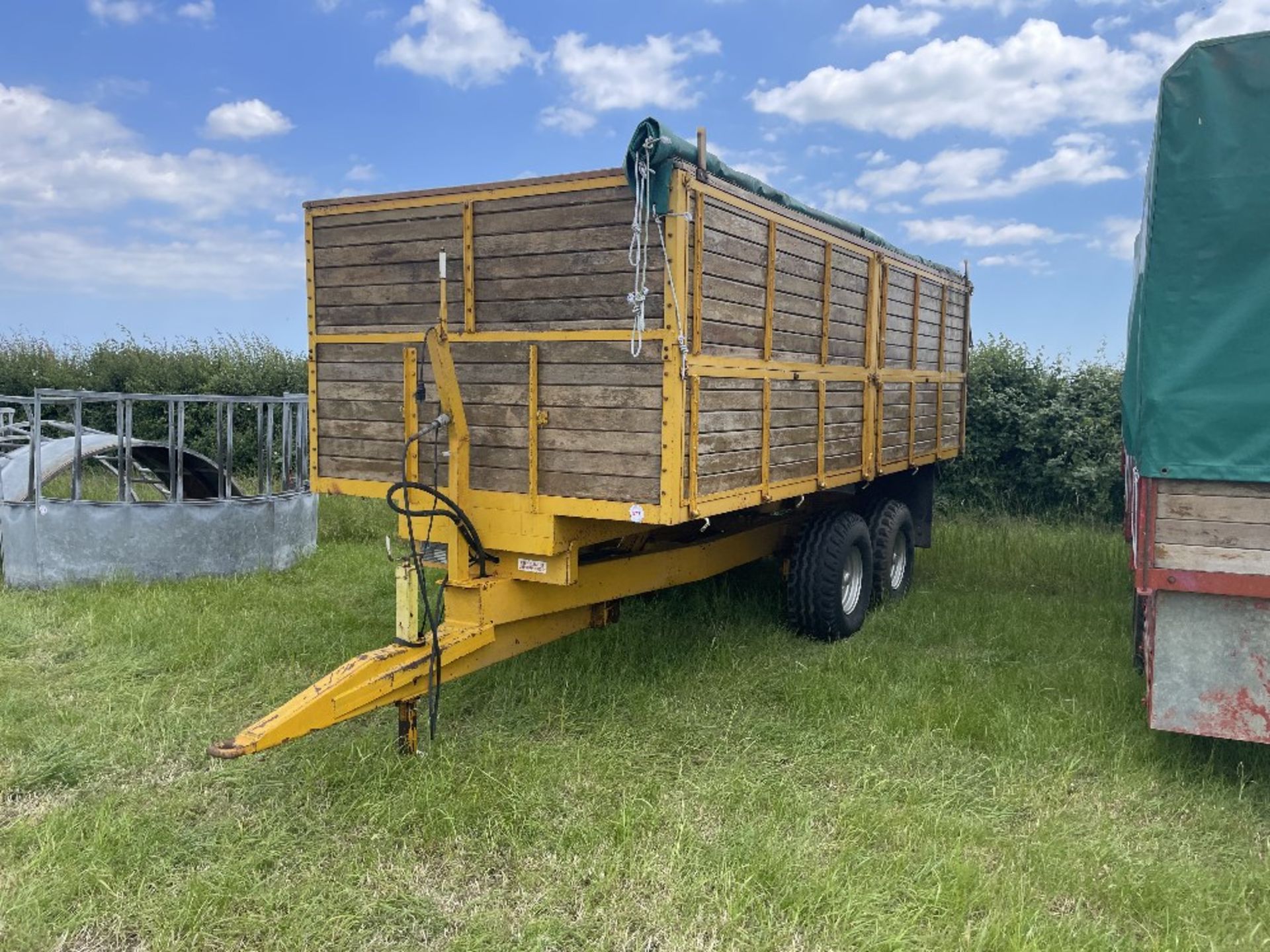Yellow F&T 10t grain trailer with rollover sheet - Image 2 of 10
