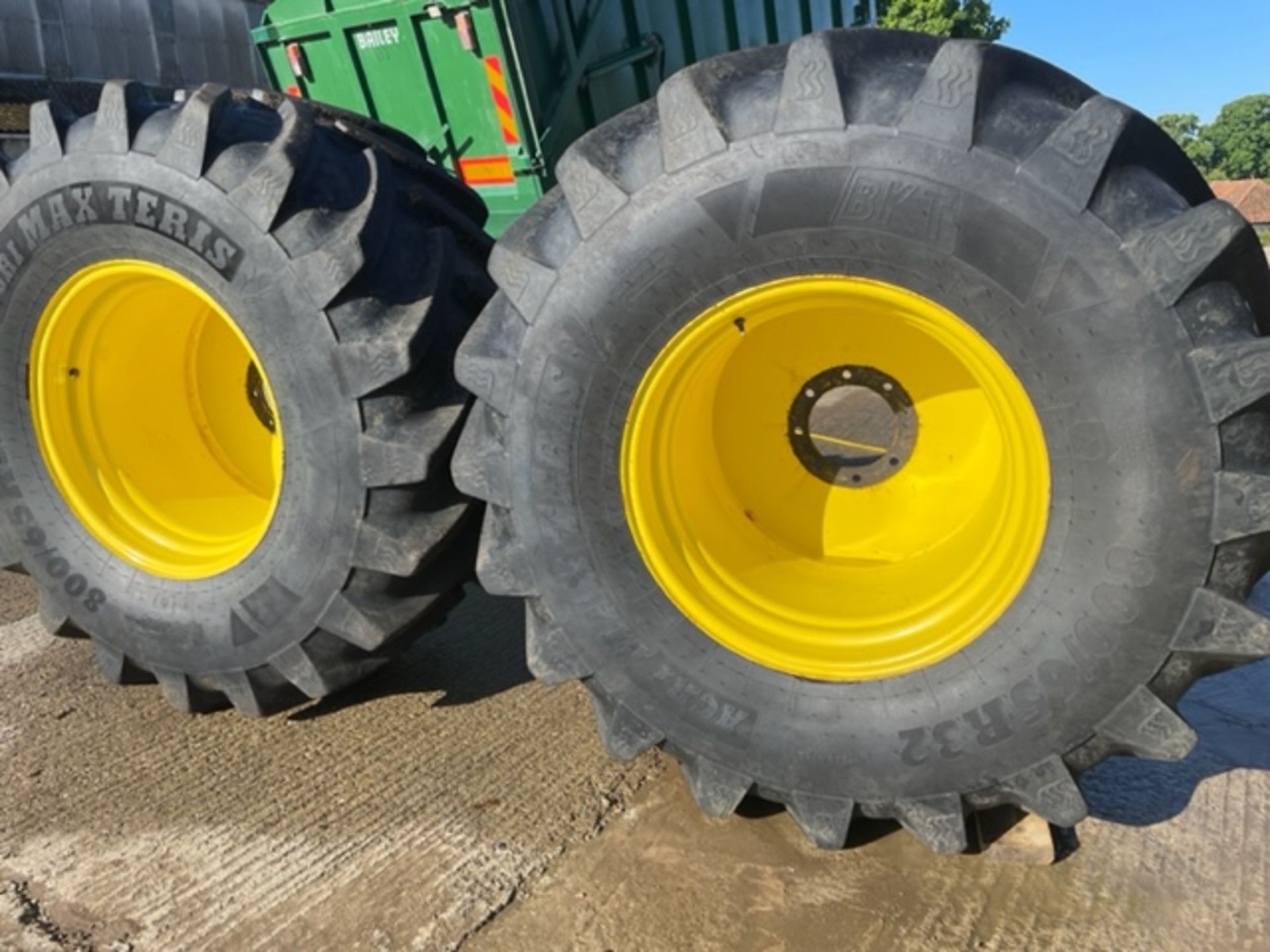 2 x BKT Agri Max 800/65 R35 tyres and rims,