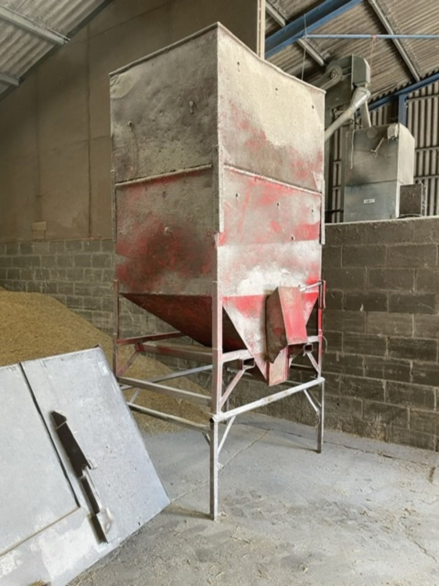 1 T Feed Bin (red) - Image 2 of 2