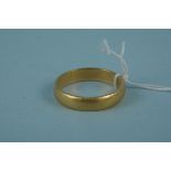 An 18ct gold wedding band, size V,