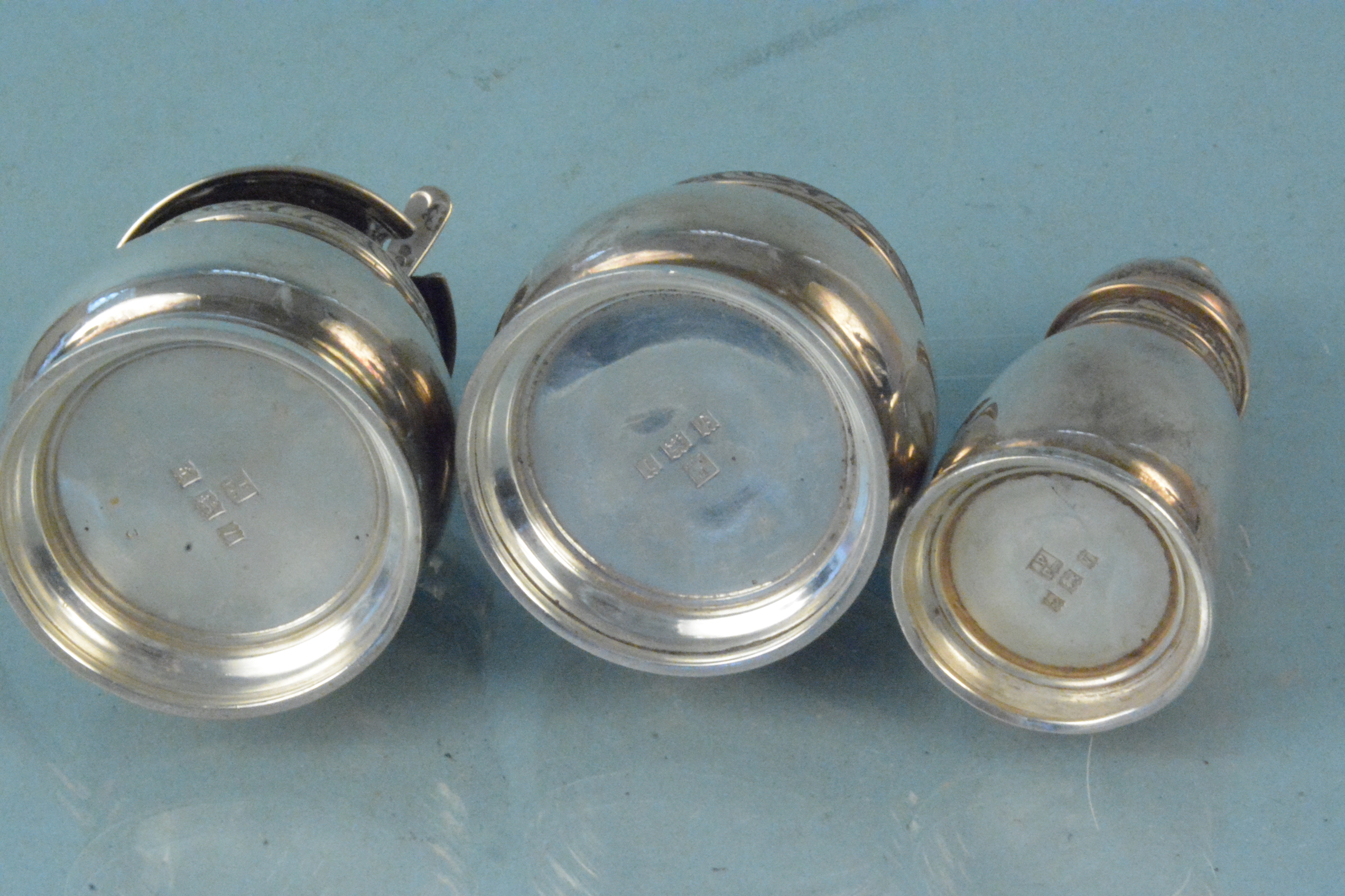 A silver three piece cruet set with matching spoons, hallmarked Birmingham 1968, - Image 3 of 3