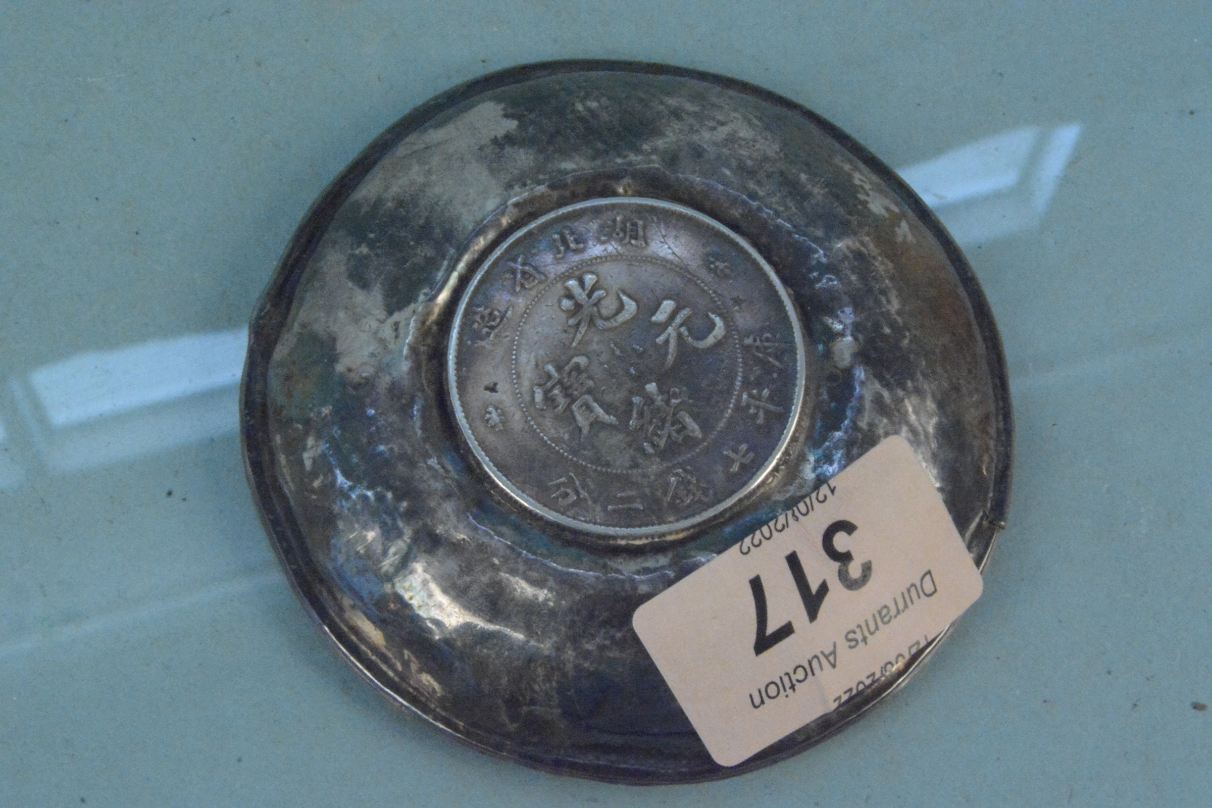 A white metal dish set with HU PEII Province 7 Mace and 2 Candareens coin - Image 3 of 3