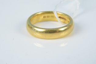 A heavy 22ct gold wedding band, size O,