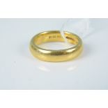 A heavy 22ct gold wedding band, size O,