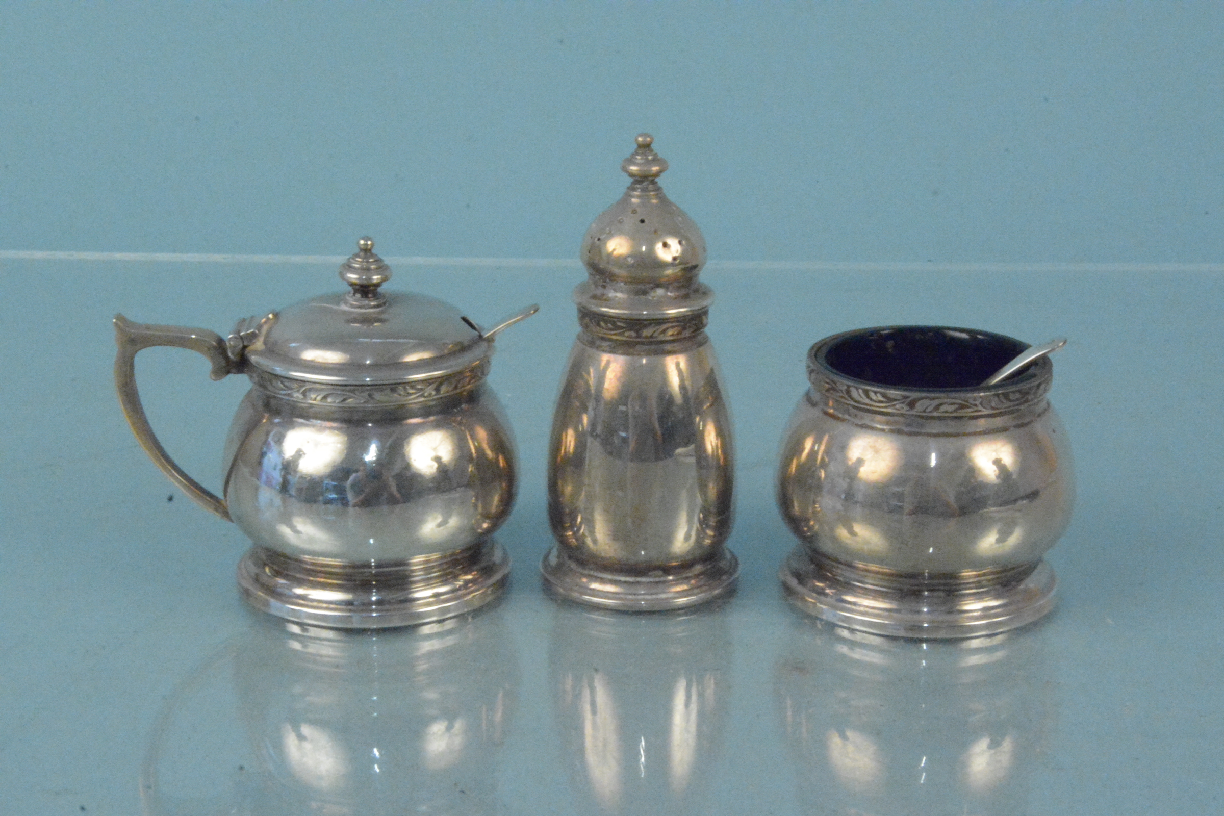 A silver three piece cruet set with matching spoons, hallmarked Birmingham 1968,