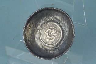 A white metal dish set with HU PEII Province 7 Mace and 2 Candareens coin