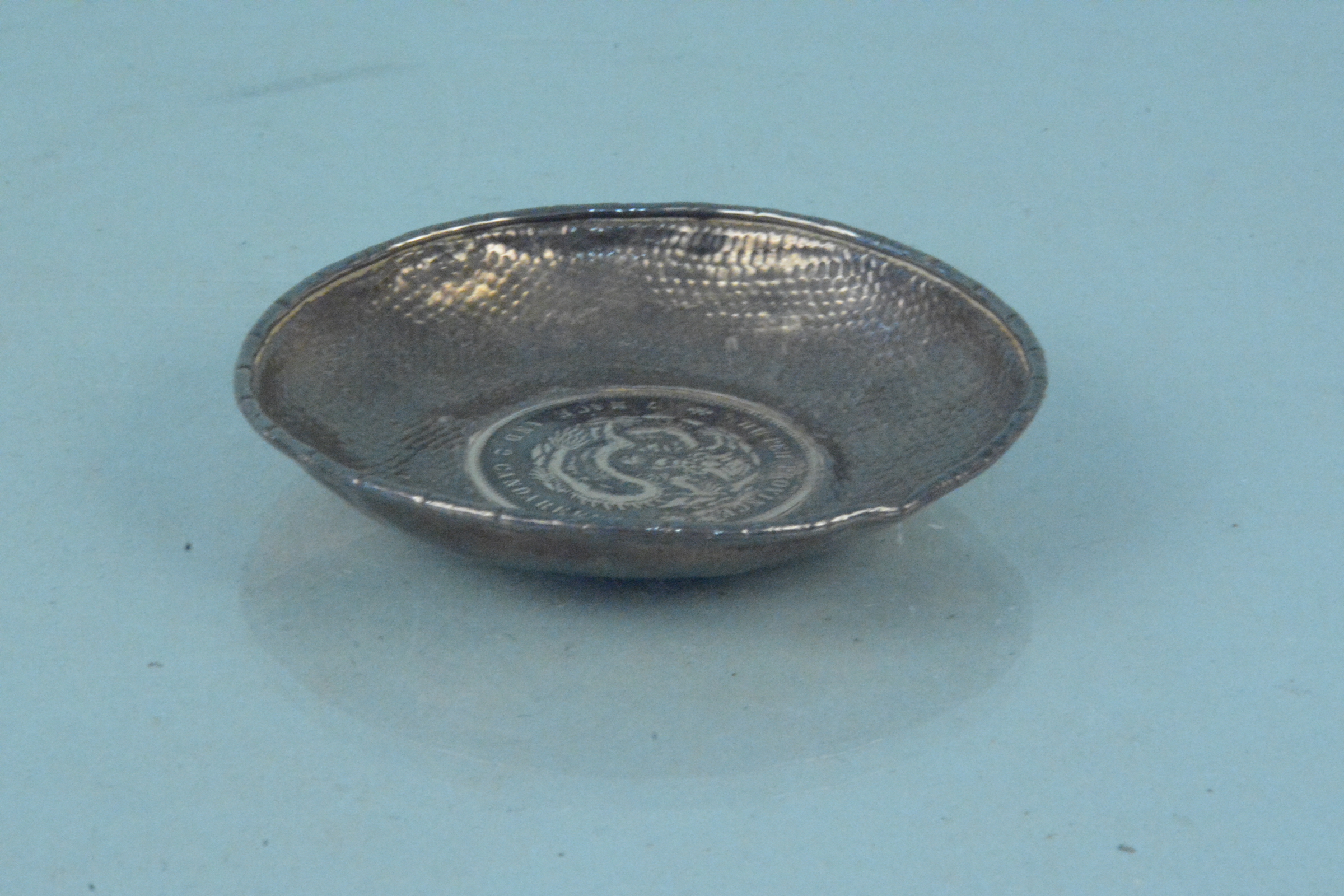 A white metal dish set with HU PEII Province 7 Mace and 2 Candareens coin - Image 2 of 3