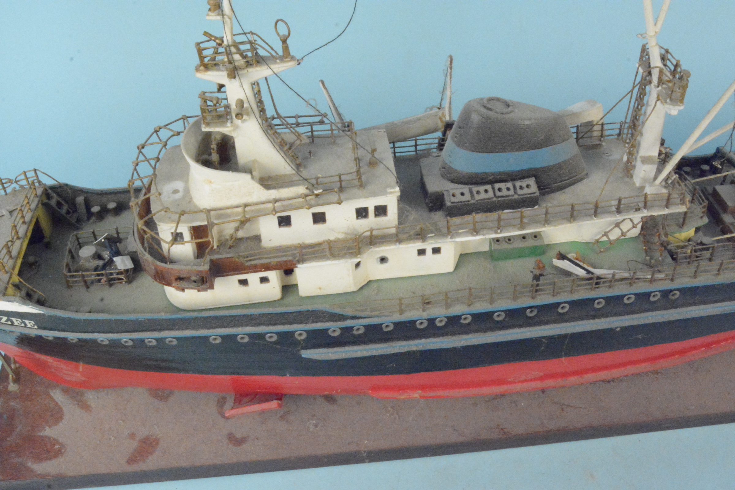 A large wooden model, probably Billing Boats, of the tug boat 'Zwarte-Zee', - Image 3 of 3